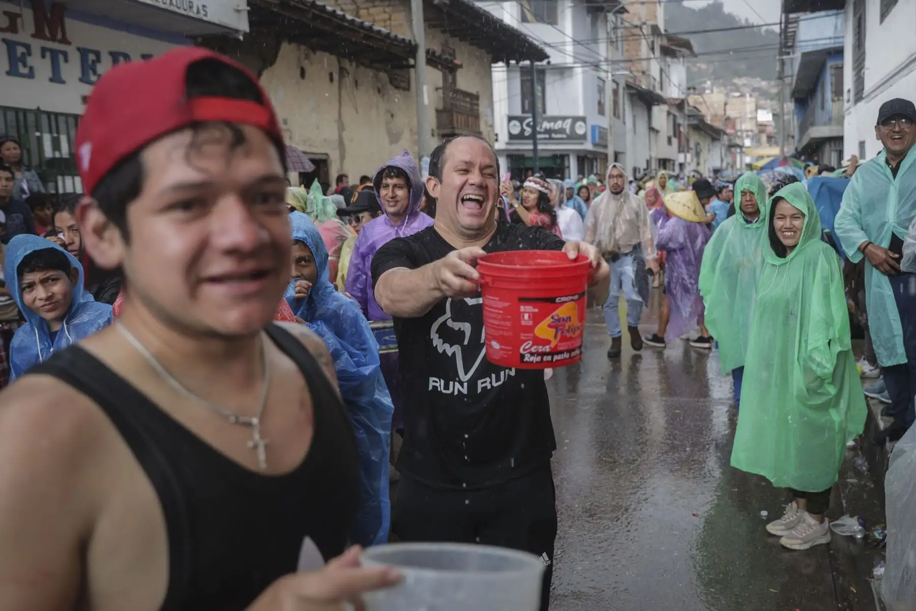 La magia del Carnaval se hizo presente una vez más en las calles de Cajamarca con el vibrante "Concurso de Patrullas y Comparsas", un espectáculo lleno de color, música y tradición que cautivó a los presentes y que ni la lluvia pudo parar.
Foto: ANDINA/Andrés Valle