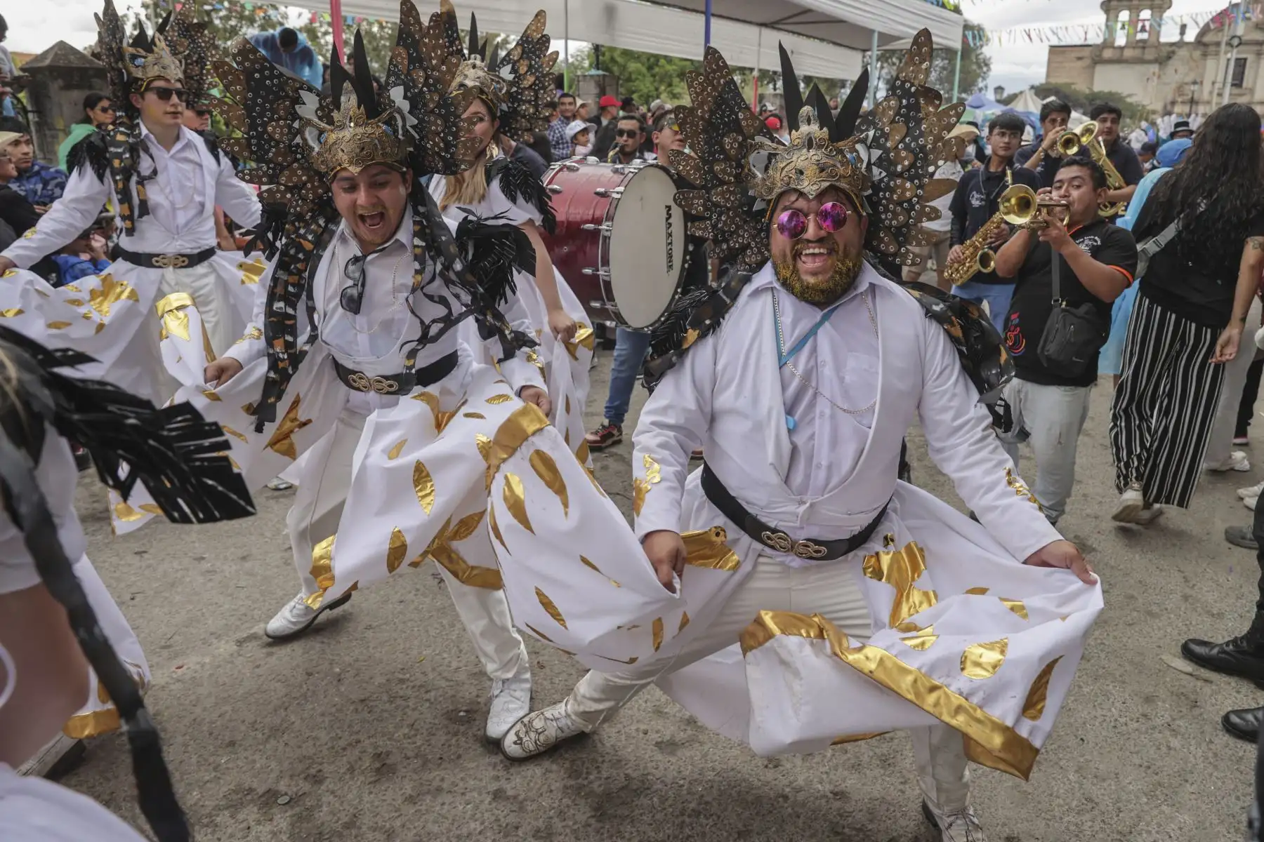 La magia del Carnaval se hizo presente una vez más en las calles de Cajamarca con el vibrante "Concurso de Patrullas y Comparsas", un espectáculo lleno de color, música y tradición que cautivó a los presentes y que ni la lluvia pudo parar.
Foto: ANDINA/Andrés Valle