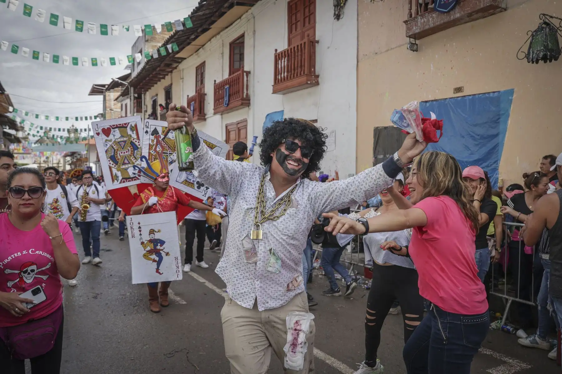 La magia del Carnaval se hizo presente una vez más en las calles de Cajamarca con el vibrante "Concurso de Patrullas y Comparsas", un espectáculo lleno de color, música y tradición que cautivó a los presentes y que ni la lluvia pudo parar.
Foto: ANDINA/Andrés Valle