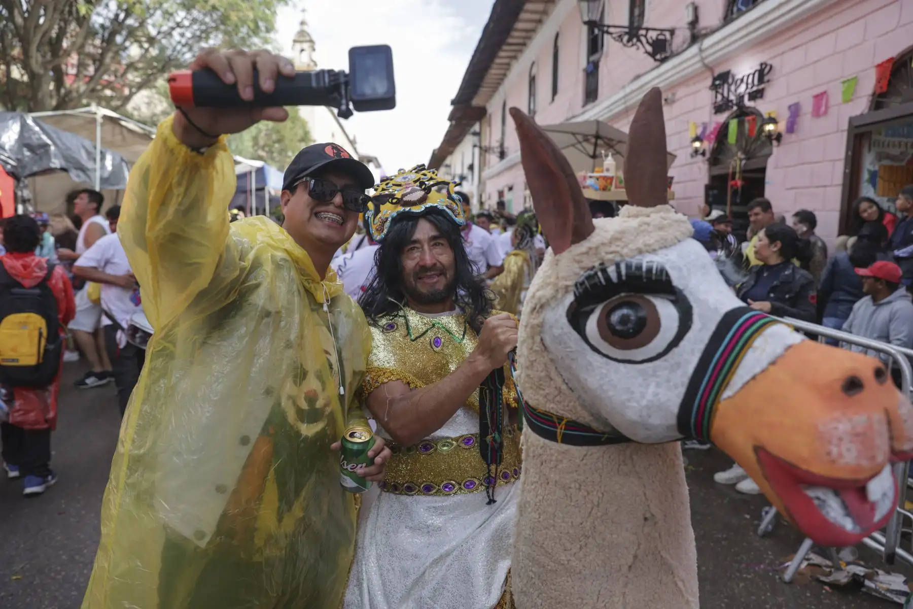 La magia del Carnaval en las calles de Cajamarca con el vibrante "Concurso de Patrullas y Comparsas", un espectáculo lleno de color, música y tradición que cautiva a los presentes.
Foto: ANDINA/Andrés Valle