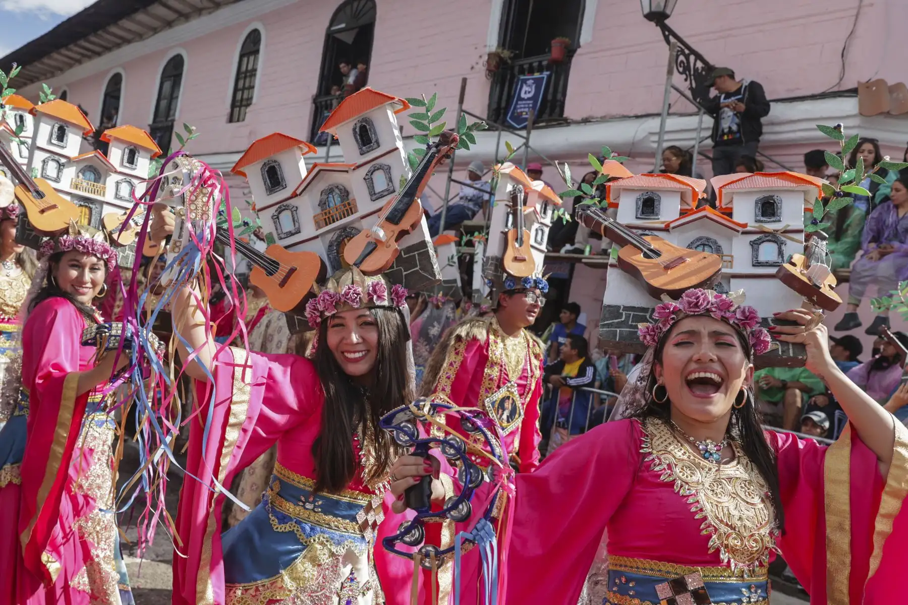 La magia del Carnaval se hizo presente una vez más en las calles de Cajamarca con el vibrante "Concurso de Patrullas y Comparsas", un espectáculo lleno de color, música y tradición que cautivó a los presentes y que ni la lluvia pudo parar.
Foto: ANDINA/Andrés Valle