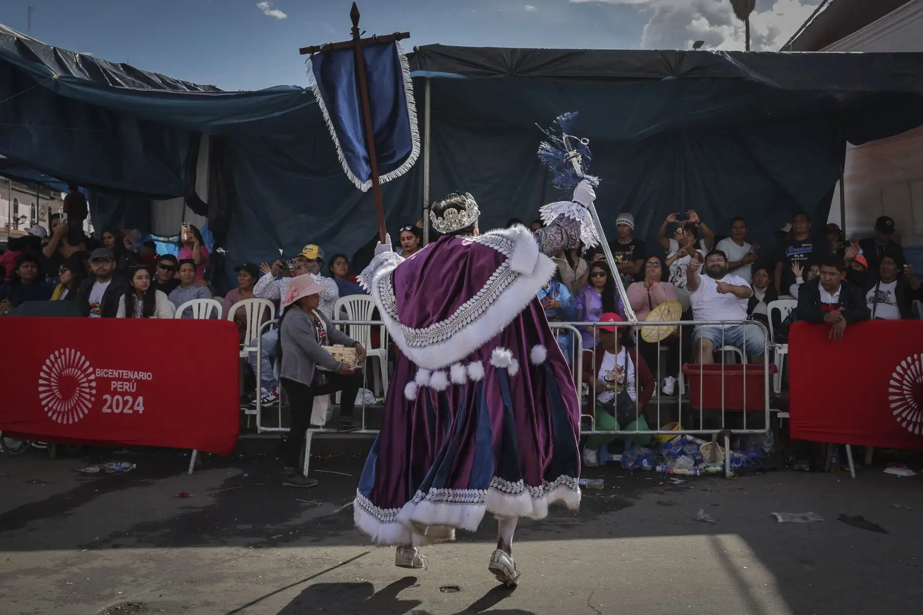 La magia del Carnaval se hizo presente una vez más en las calles de Cajamarca con el vibrante "Concurso de Patrullas y Comparsas", un espectáculo lleno de color, música y tradición que cautivó a los presentes y que ni la lluvia pudo parar.
Foto: ANDINA/Andrés Valle