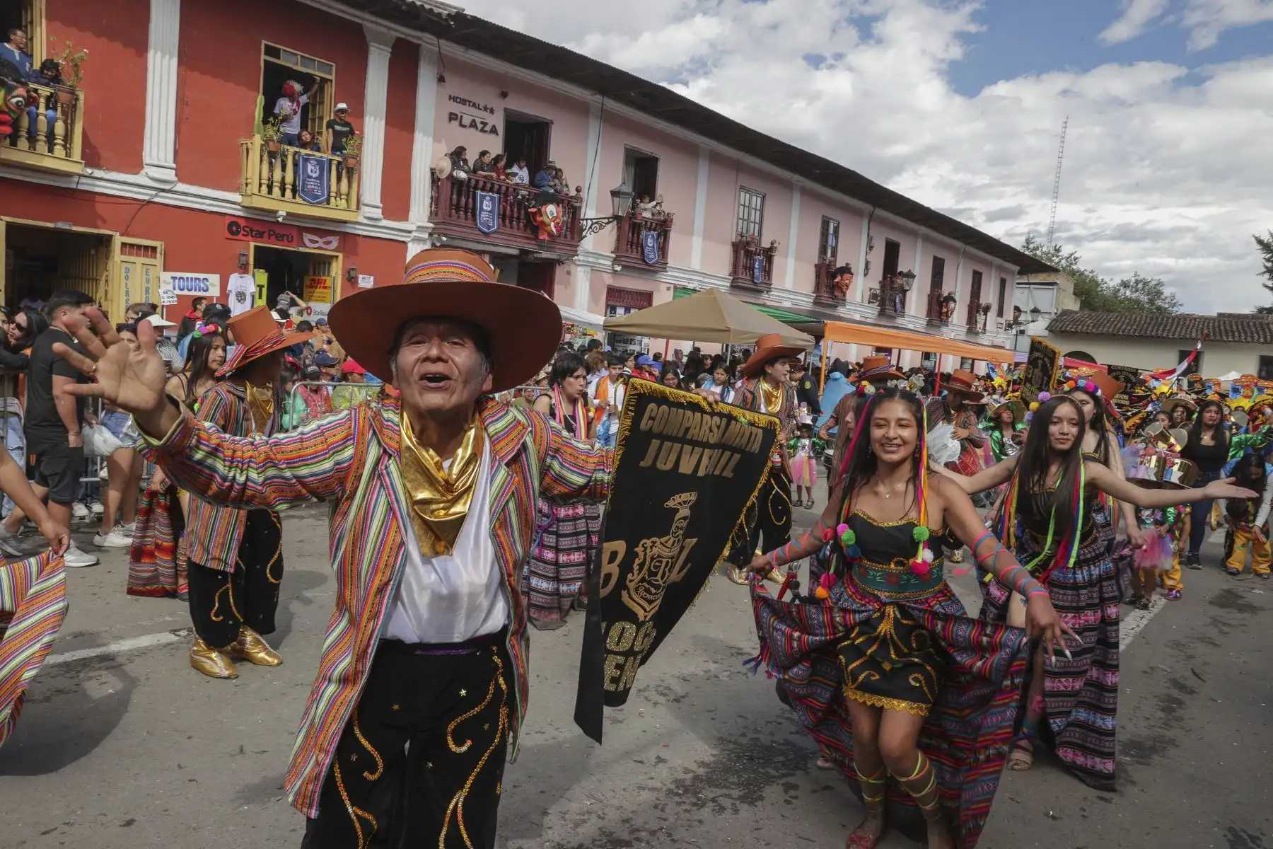 La magia del Carnaval se hizo presente una vez más en las calles de Cajamarca con el vibrante "Concurso de Patrullas y Comparsas", un espectáculo lleno de color, música y tradición que cautivó a los presentes y que ni la lluvia pudo parar.
Foto: ANDINA/Andrés Valle