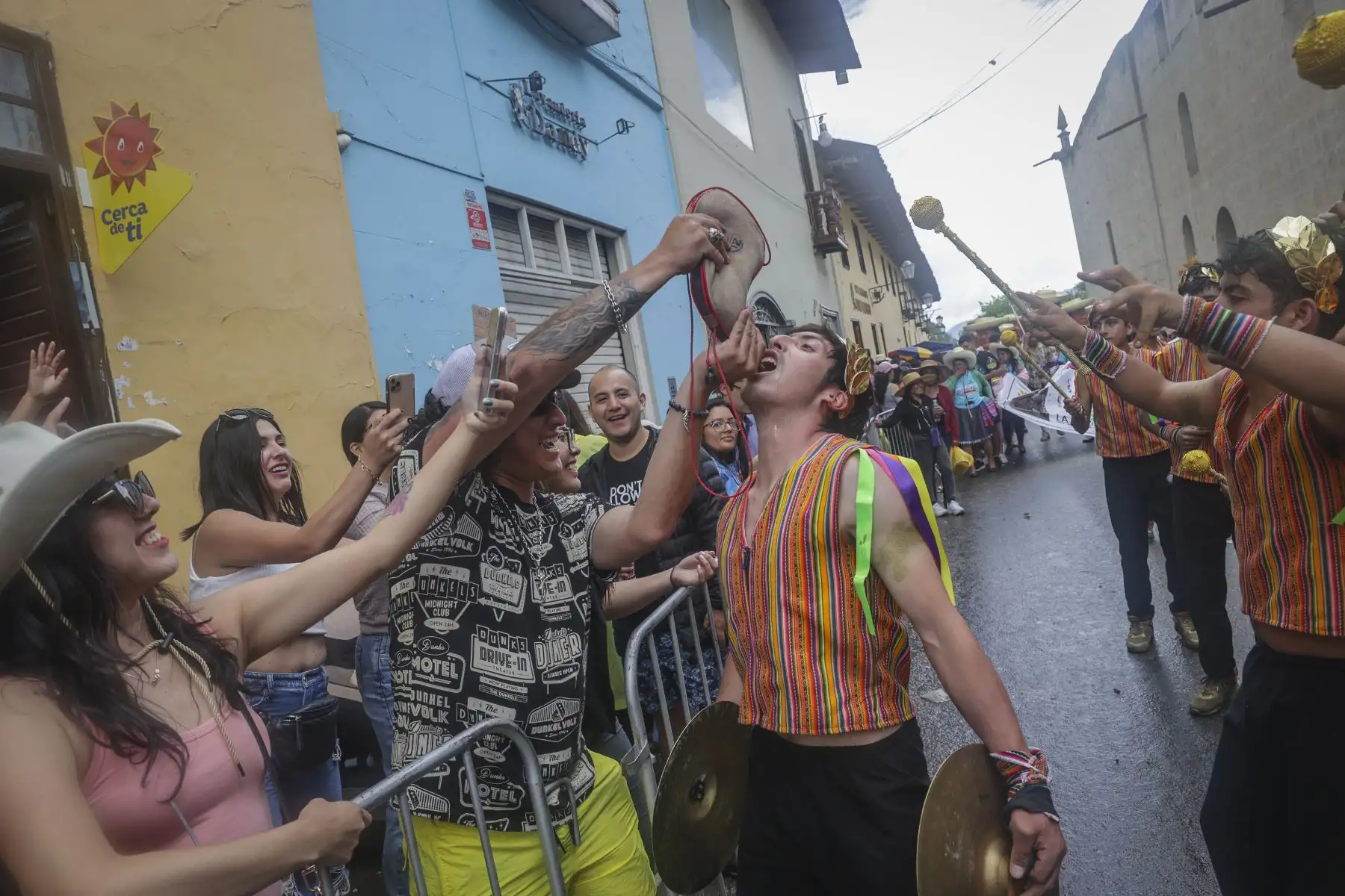 La magia del Carnaval se hizo presente una vez más en las calles de Cajamarca con el vibrante "Concurso de Patrullas y Comparsas", un espectáculo lleno de color, música y tradición que cautivó a los presentes y que ni la lluvia pudo parar.
Foto: ANDINA/Andrés Valle