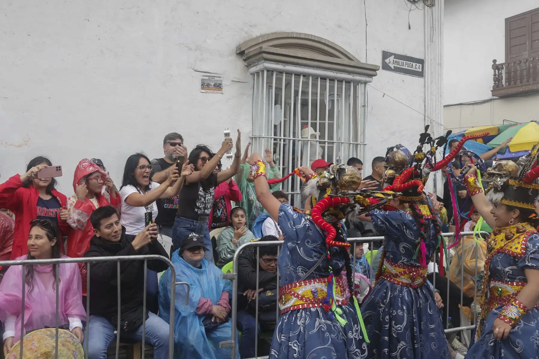 La magia del Carnaval se hizo presente una vez más en las calles de Cajamarca con el vibrante "Concurso de Patrullas y Comparsas", un espectáculo lleno de color, música y tradición que cautivó a los presentes y que ni la lluvia pudo parar.
Foto: ANDINA/Andrés Valle