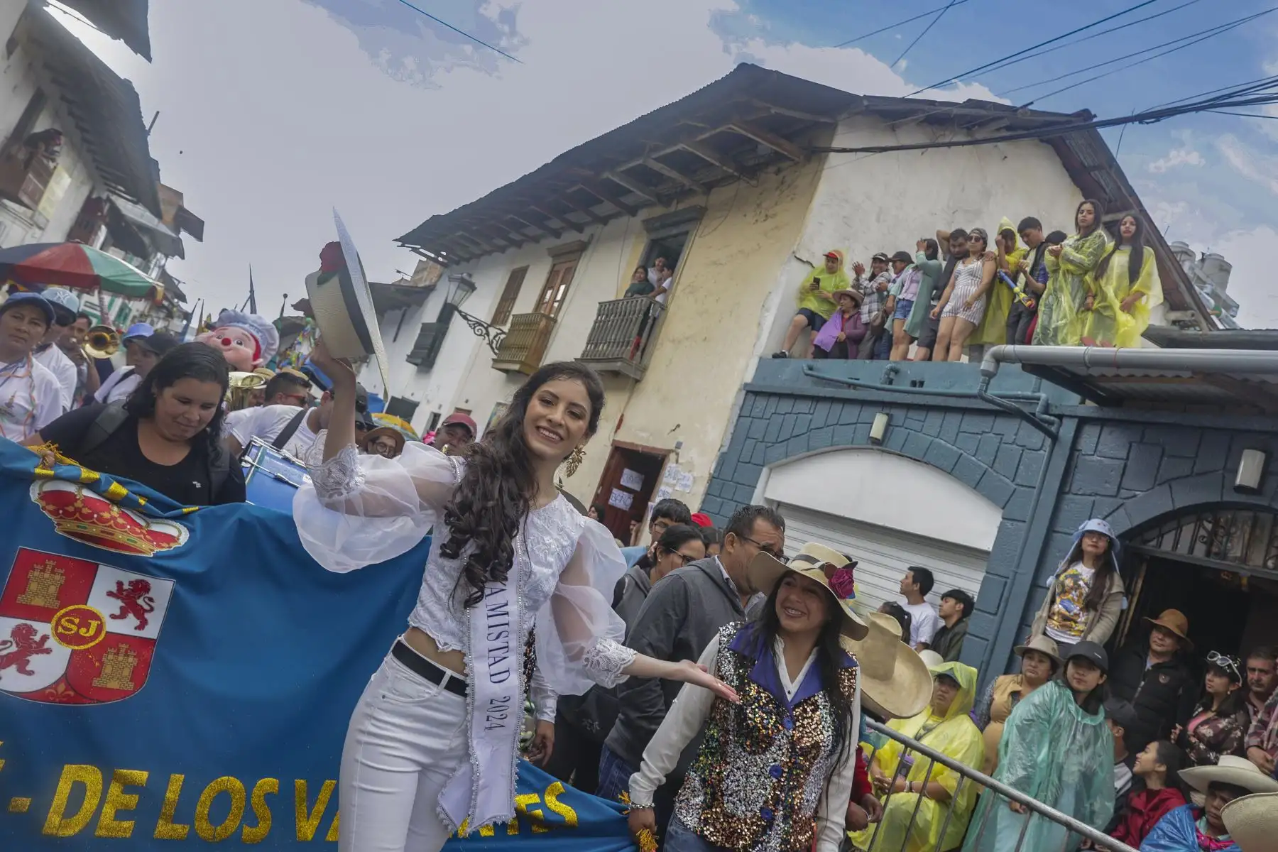 La magia del Carnaval se hizo presente una vez más en las calles de Cajamarca con el vibrante "Concurso de Patrullas y Comparsas", un espectáculo lleno de color, música y tradición que cautivó a los presentes y que ni la lluvia pudo parar.
Foto: ANDINA/Andrés Valle