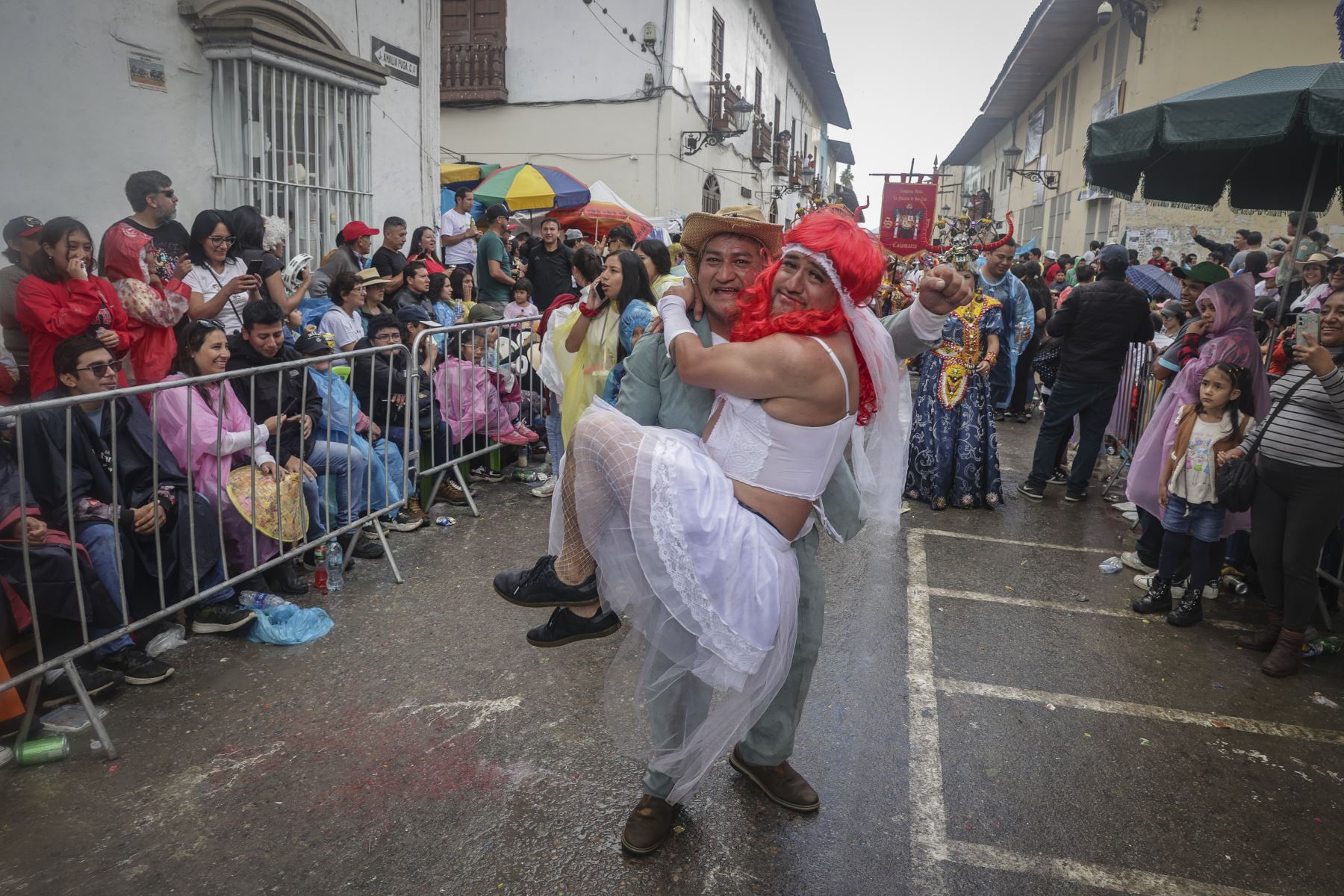 La magia del Carnaval se hizo presente una vez más en las calles de Cajamarca con el vibrante "Concurso de Patrullas y Comparsas", un espectáculo lleno de color, música y tradición que cautivó a los presentes y que ni la lluvia pudo parar.
Foto: ANDINA/Andrés Valle