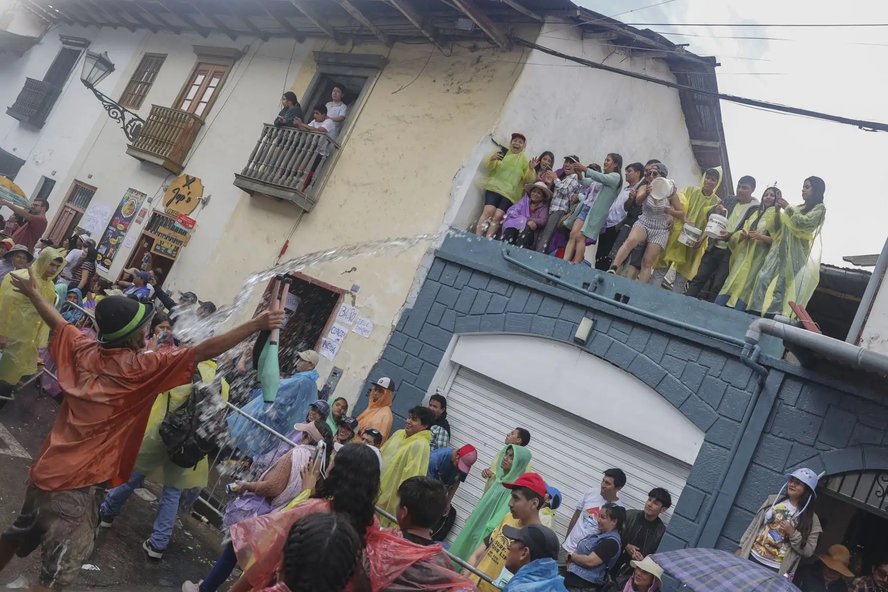 La magia del Carnaval se hizo presente una vez más en las calles de Cajamarca con el vibrante "Concurso de Patrullas y Comparsas", un espectáculo lleno de color, música y tradición que cautivó a los presentes y que ni la lluvia pudo parar.
Foto: ANDINA/Andrés Valle