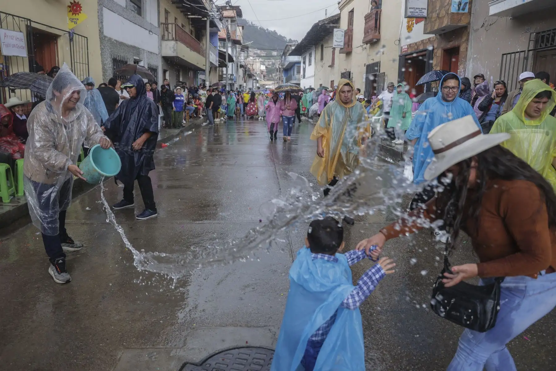 La magia del Carnaval se hizo presente una vez más en las calles de Cajamarca con el vibrante "Concurso de Patrullas y Comparsas", un espectáculo lleno de color, música y tradición que cautivó a los presentes y que ni la lluvia pudo parar.
Foto: ANDINA/Andrés Valle