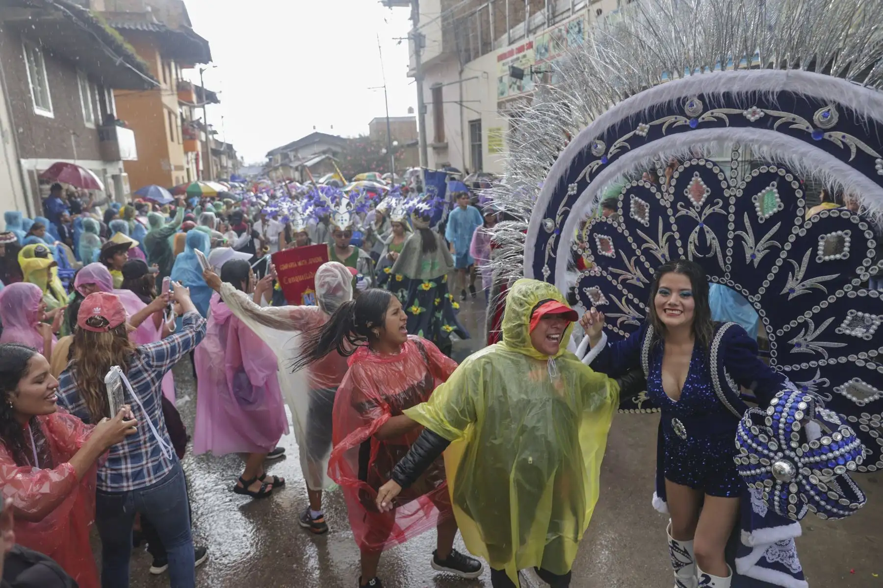 La magia del Carnaval se hizo presente una vez más en las calles de Cajamarca con el vibrante "Concurso de Patrullas y Comparsas", un espectáculo lleno de color, música y tradición que cautivó a los presentes y que ni la lluvia pudo parar.
Foto: ANDINA/Andrés Valle