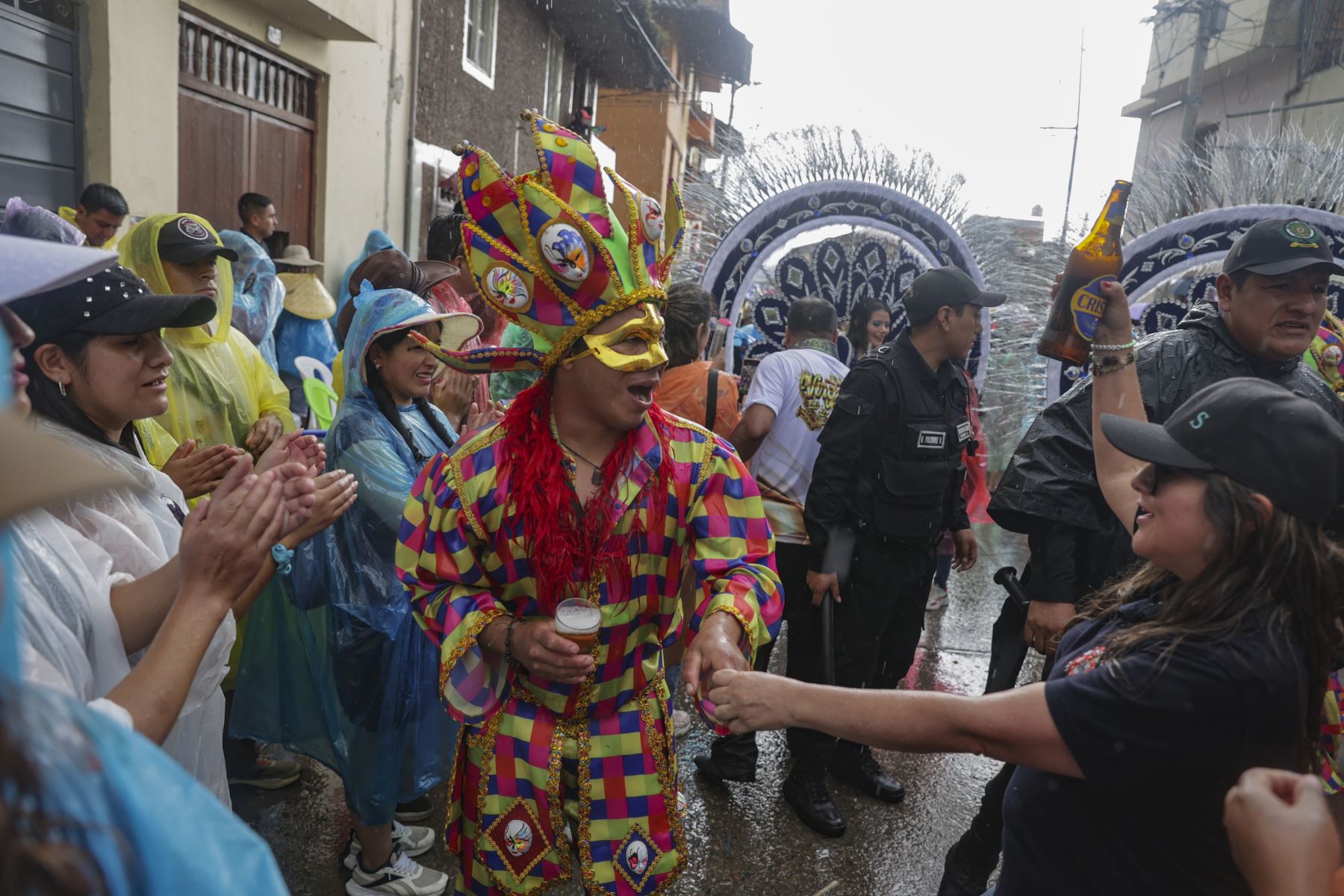 La magia del Carnaval se hizo presente una vez más en las calles de Cajamarca con el vibrante "Concurso de Patrullas y Comparsas", un espectáculo lleno de color, música y tradición que cautivó a los presentes y que ni la lluvia pudo parar.
Foto: ANDINA/Andrés Valle