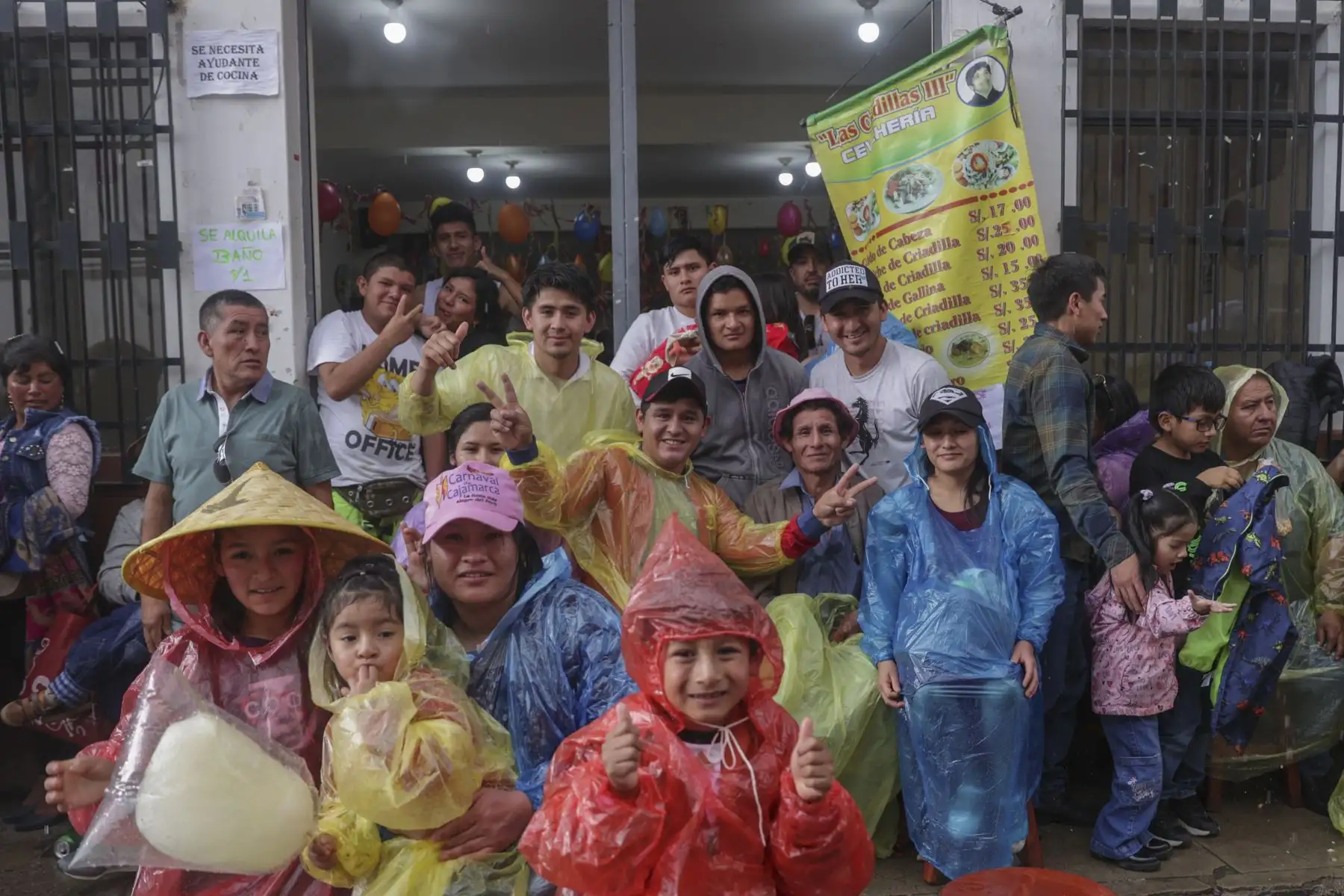 La magia del Carnaval se hizo presente una vez más en las calles de Cajamarca con el vibrante "Concurso de Patrullas y Comparsas", un espectáculo lleno de color, música y tradición que cautivó a los presentes y que ni la lluvia pudo parar.
Foto: ANDINA/Andrés Valle