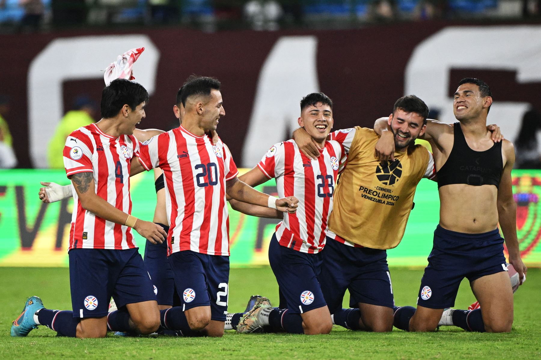 Los jugadores de Paraguay celebran después de derrotar a Venezuela y clasificarse para los Juegos Olímpicos de París 2024 durante el partido de fútbol del Torneo Preolímpico CONMEBOL .
Foto: AFP