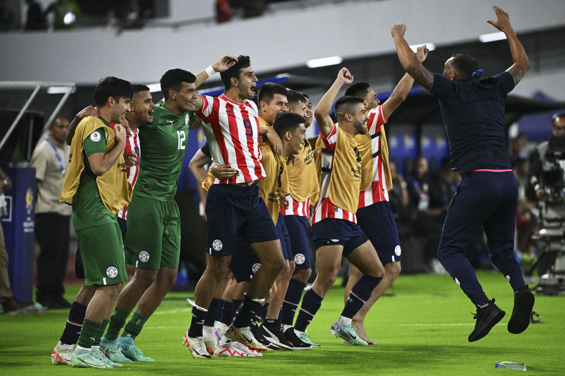 Los jugadores de Paraguay celebran después de derrotar a Venezuela y clasificarse para los Juegos Olímpicos de París 2024 durante el partido de fútbol del Torneo Preolímpico CONMEBOL 
Foto: AFP