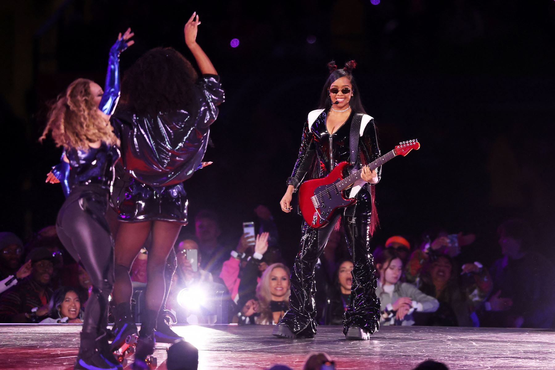 ELLA se presenta en el escenario durante el espectáculo de medio tiempo del Super Bowl LVIII de Apple Music en el Allegiant Stadium.
Foto: AFP