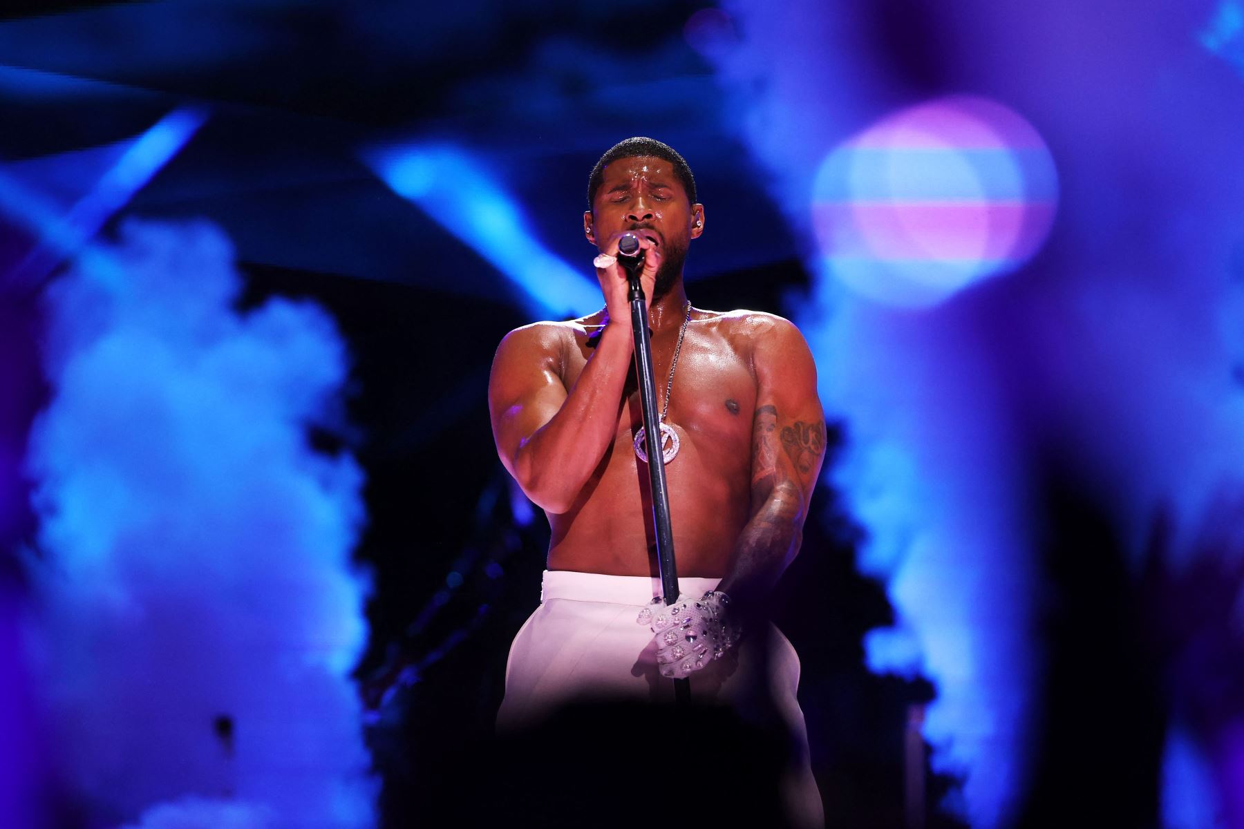 Usher participa en el escenario durante el espectáculo de medio tiempo del Super Bowl LVIII de Apple Music en el Allegiant Stadium,  en Las Vegas, Nevada. 
Foto: AFP