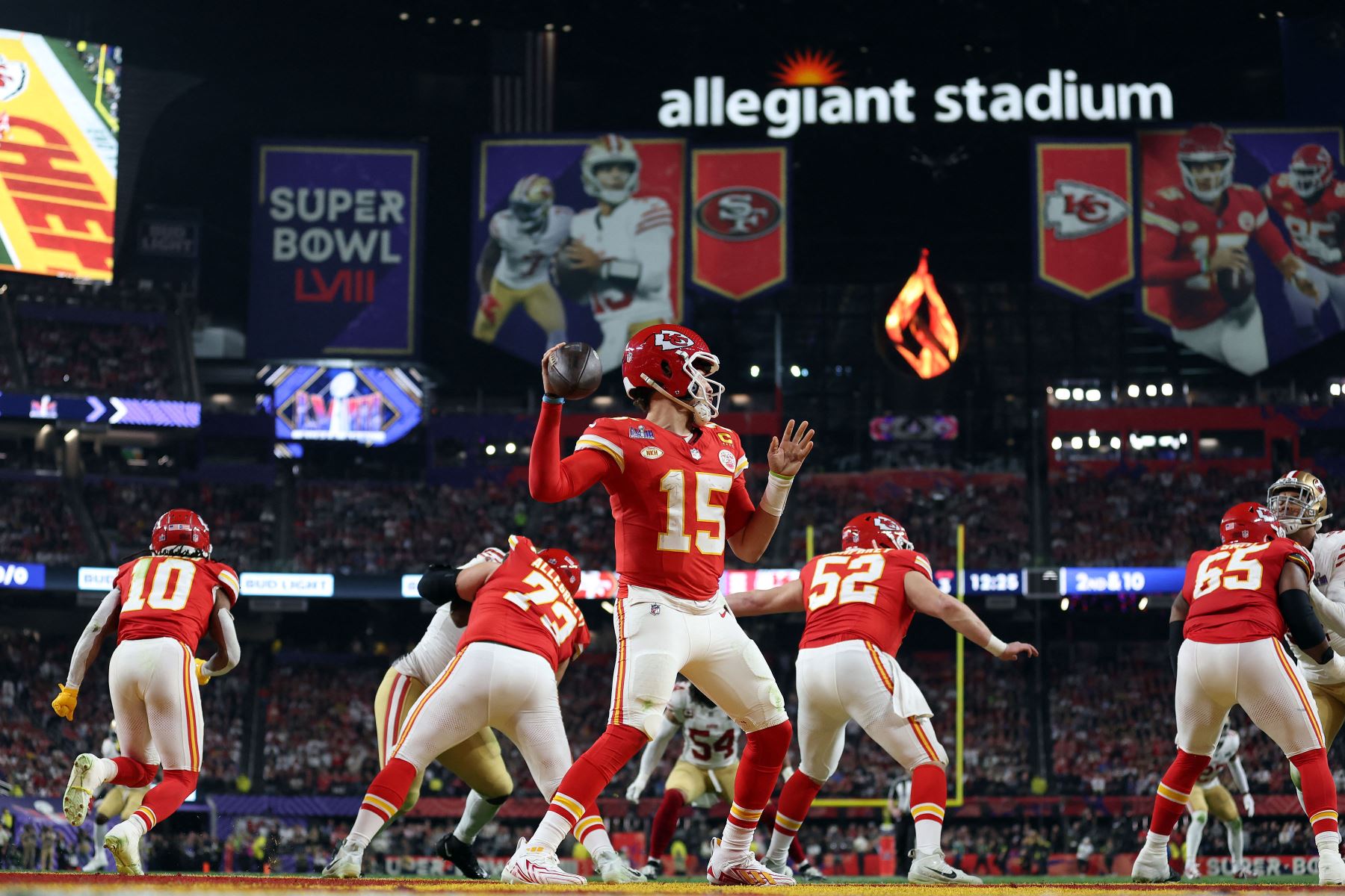 Patrick Mahomes de los Kansas City Chiefs lanza la pelota durante el Super Bowl 2024 en el Allegiant Stadium.
Foto: AFP