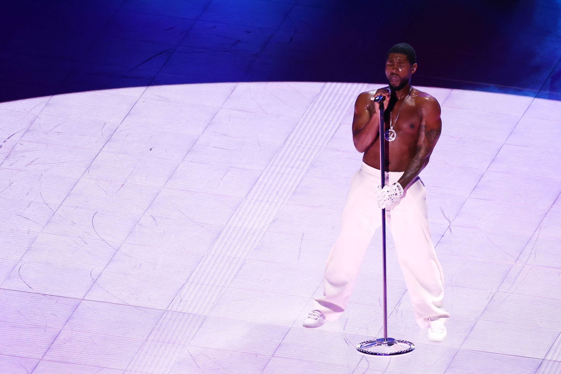 Usher actúa en el escenario durante el espectáculo de medio tiempo del Super Bowl 2024 de Apple Music en el Allegiant Stadium,  en Las Vegas, Nevada. 
Foto: AFP