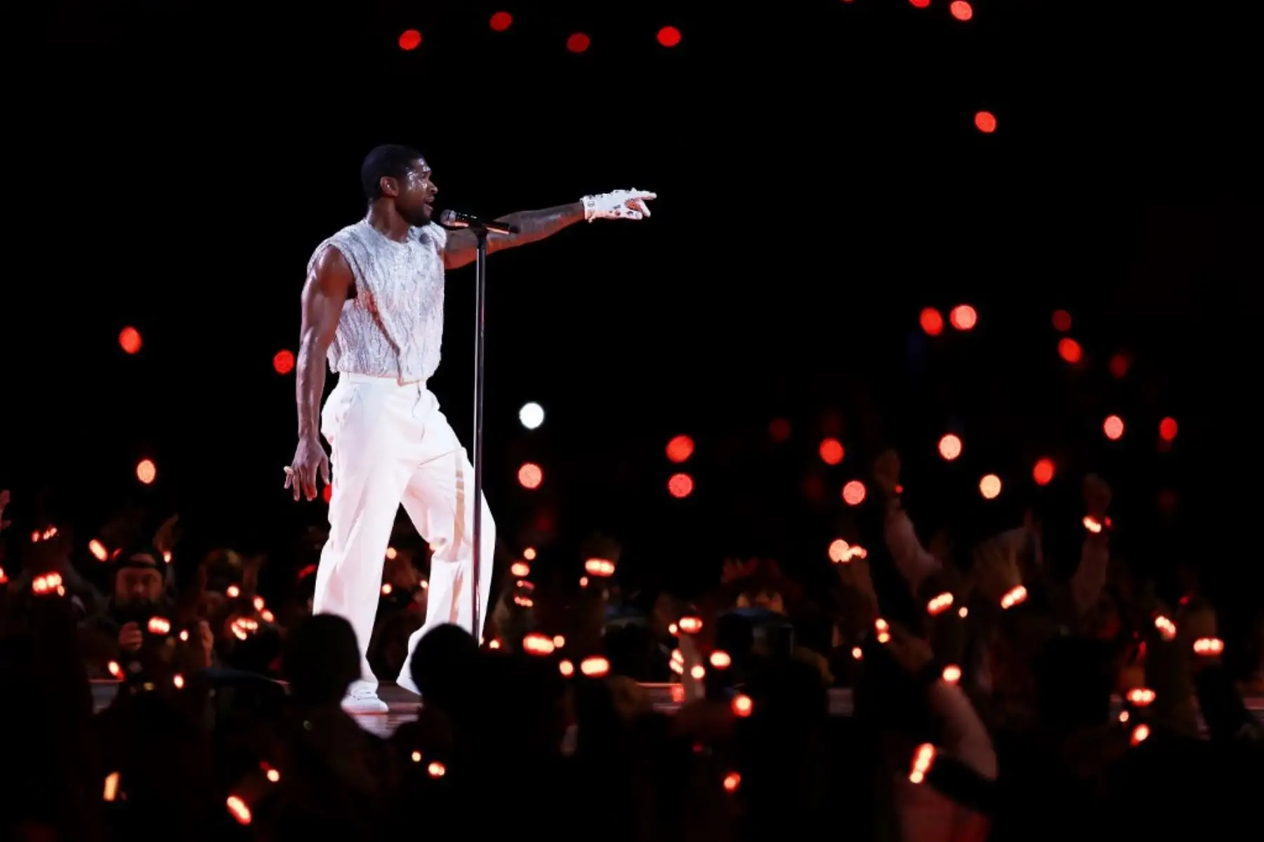 Usher actúa en el escenario durante el espectáculo de medio tiempo del Super Bowl 2024 de Apple Music en el Allegiant Stadium, en Las Vegas, Nevada. 
Foto: AFP