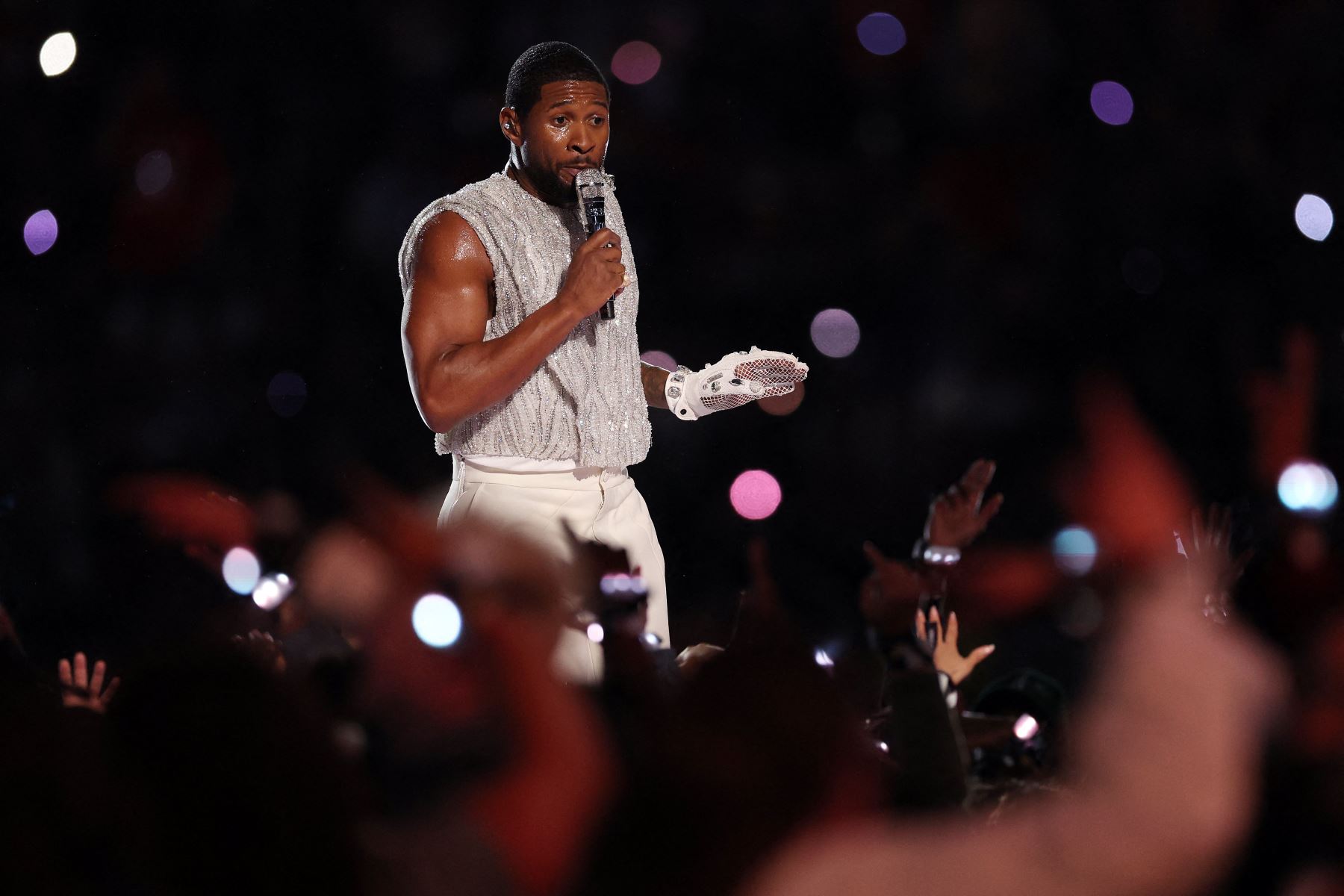 Usher actúa en el escenario durante el espectáculo de medio tiempo del Super Bowl 2024 de Apple Music en el Allegiant Stadium, en Las Vegas, Nevada. 
Foto: AFP