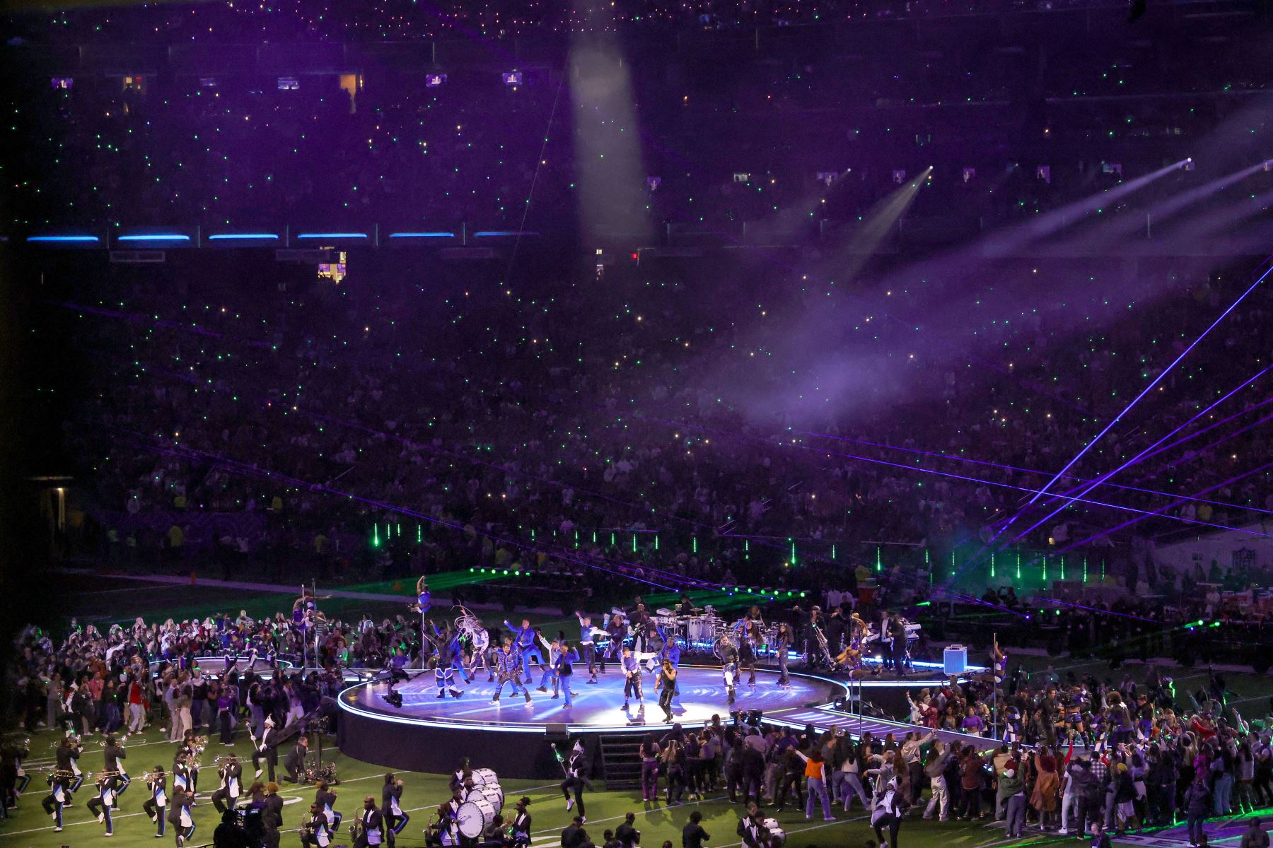 Usher y Lil Jon actúan en el escenario durante el espectáculo de medio tiempo del Super Bowl 2024  de Apple Music en el Allegiant Stadium, en Las Vegas, Nevada. 
Foto: AFP