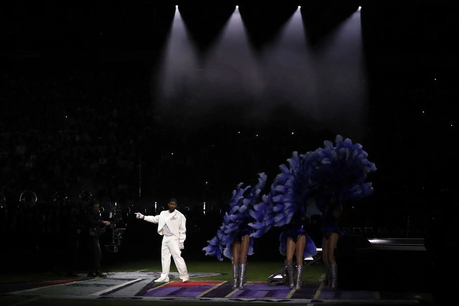 Usher actúa en el escenario durante el espectáculo de medio tiempo del Super Bowl 2024  de Apple Music en el Allegiant Stadium, en Las Vegas, Nevada.
Foto: AFP