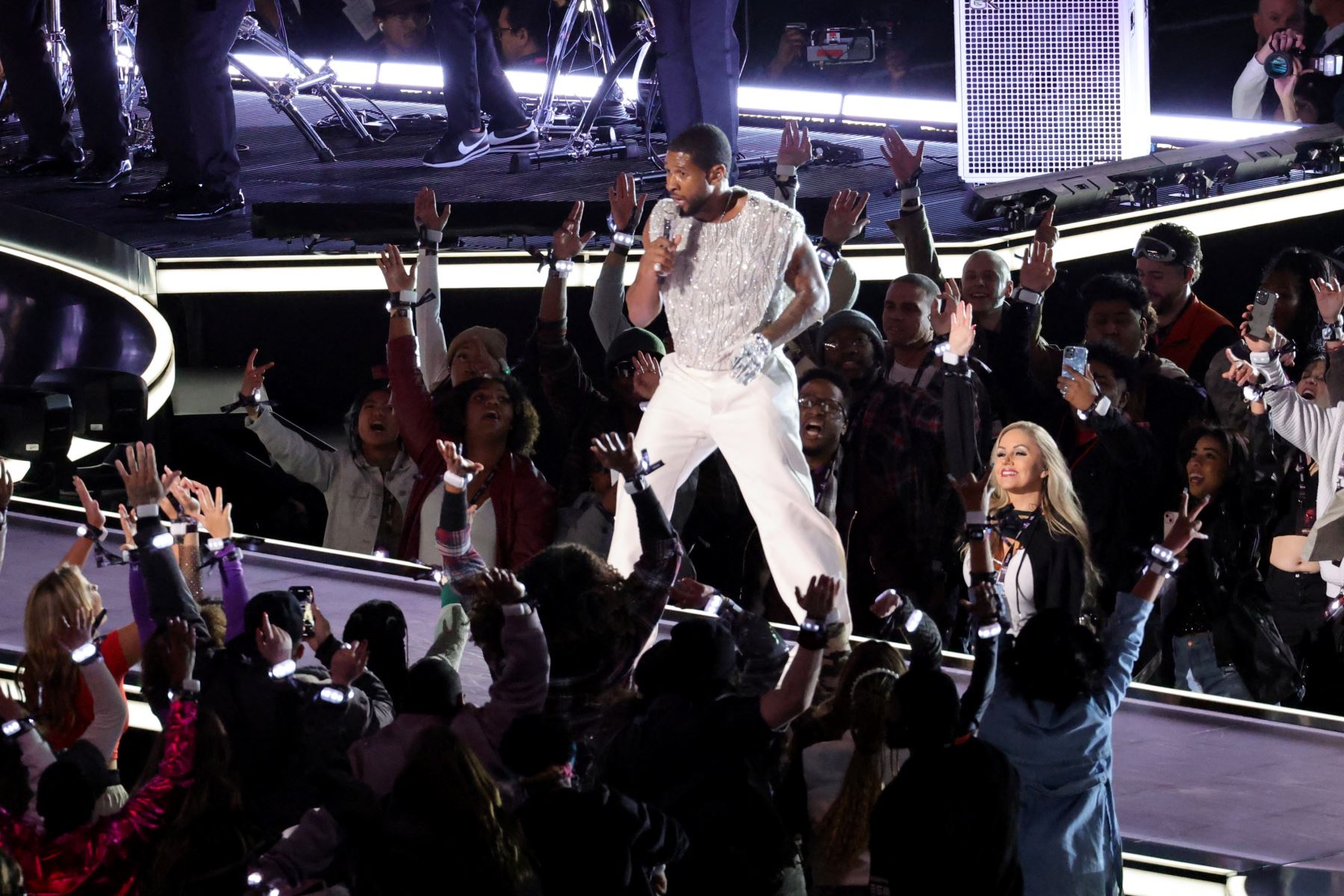 Usher se presenta en el escenario durante el espectáculo de medio tiempo del Super Bowl 2024 de Apple Music en el Allegiant Stadium  en Las Vegas, Nevada. 
Foto: AFP