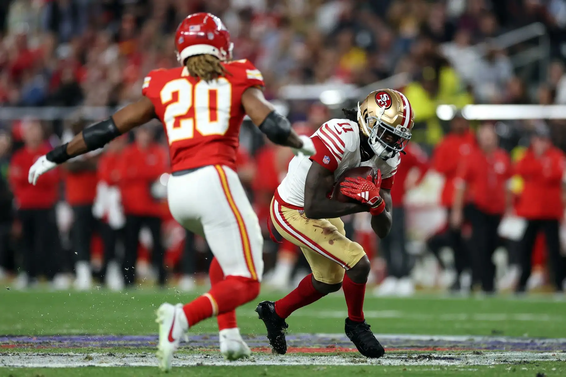 Brandon Aiyuk de los 49ers de San Francisco corre el balón después de una atrapada mientras lo defiende Justin Reid de los Chiefs de Kansas City durante el último cuarto del Super Bowl 2024 en el Allegiant Stadium en Las Vegas, Nevada. 
Foto: AFP