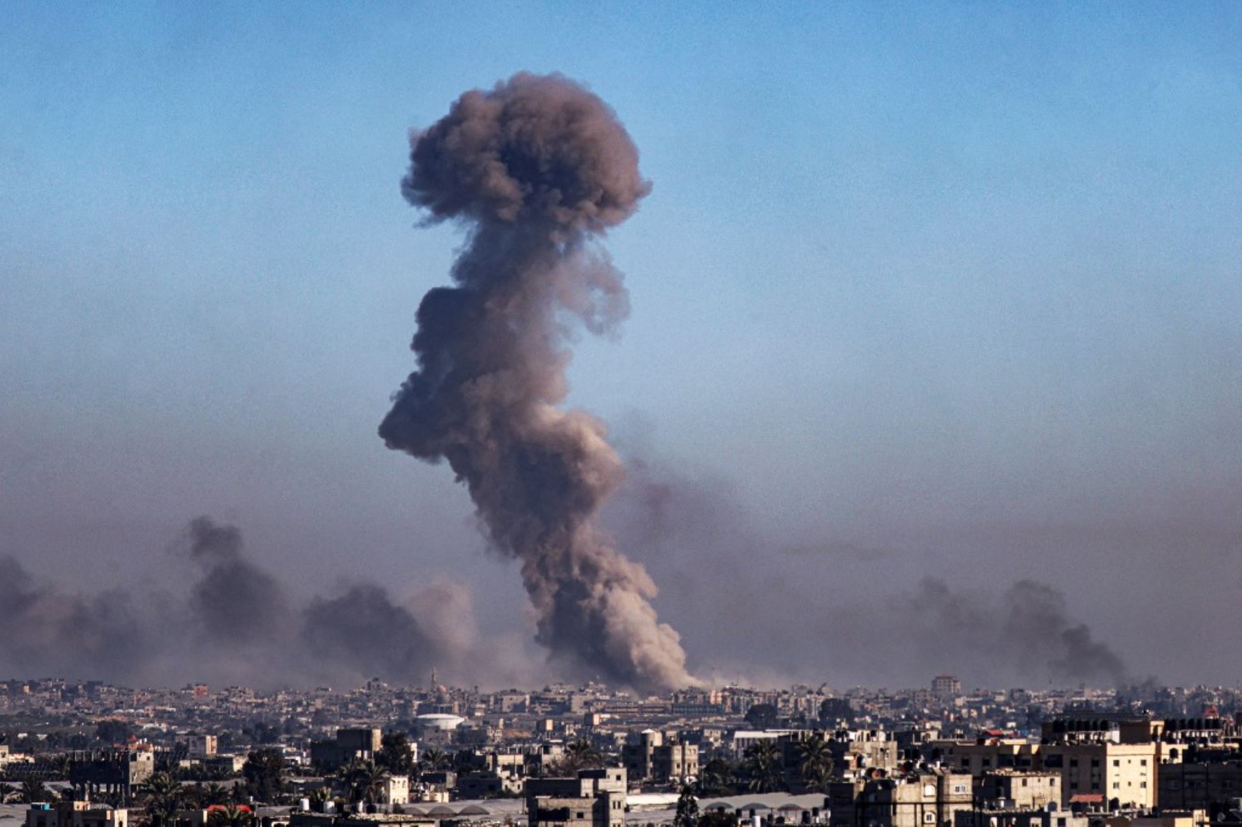 Una fotografía tomada desde Rafah muestra humo ondeando durante el bombardeo israelí sobre Khan Yunis en el sur de la Franja de Gaza. Foto: AFP
