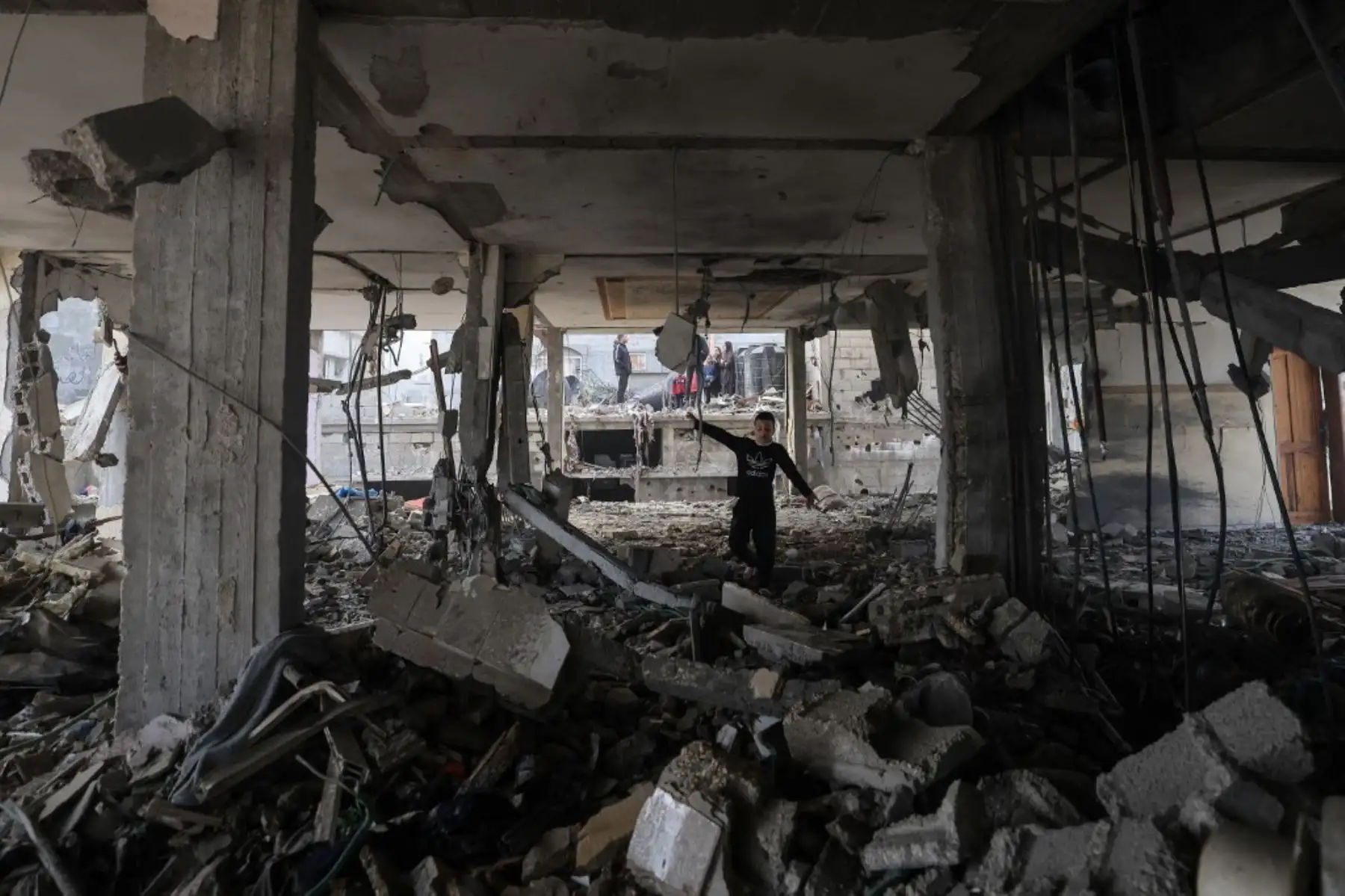 Un niño encuentra su camino entre los escombros de un edificio alcanzado por un bombardeo israelí en Rafah, en el sur de la Franja de Gaza. Foto: AFP