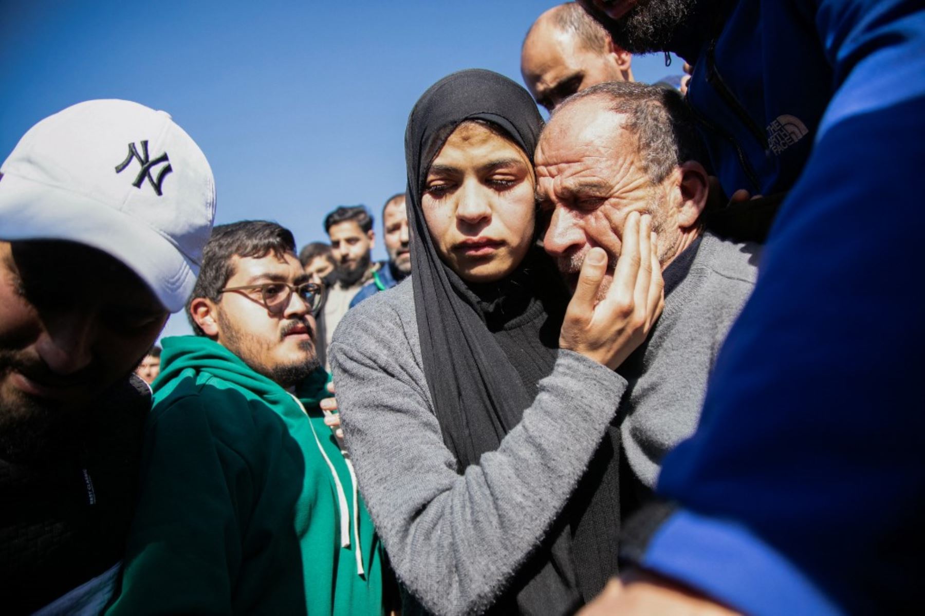 La gente llora durante el funeral del civil libanés Hussein Hussein y el policía Ali Mahdi en la ciudad de Houla, en el sur del Líbano. Foto: AFP