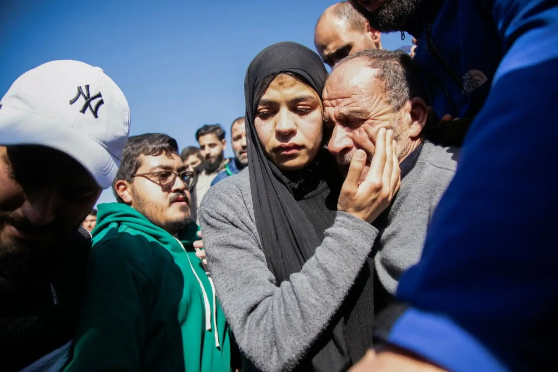 La gente llora durante el funeral del civil libanés Hussein Hussein y el policía Ali Mahdi en la ciudad de Houla, en el sur del Líbano. Foto: AFP