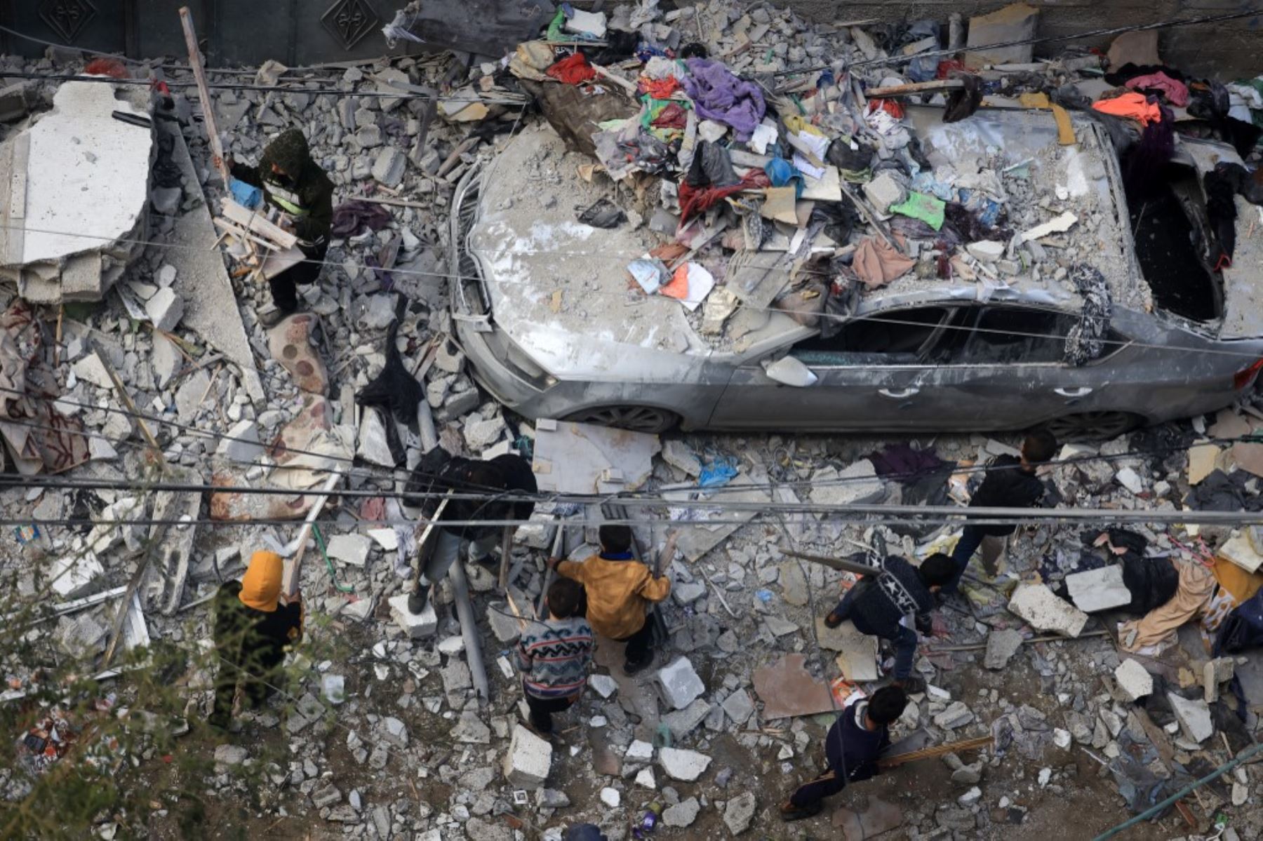 La gente evalúa los daños causados ​​por el bombardeo israelí en Rafah, en el sur de la Franja de Gaza. Foto: AFP