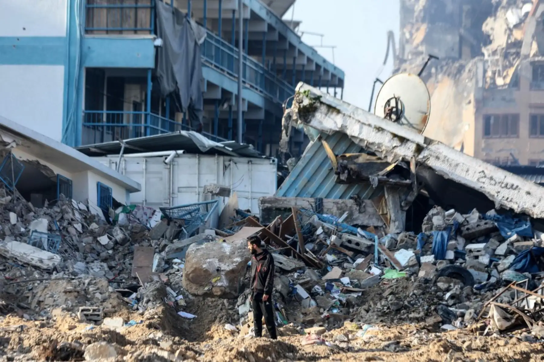 Una escuela administrada por la Agencia de Obras Públicas y Socorro de las Naciones Unidas para los Refugiados de Palestina (URRWA), donde la gente buscó refugio de los bombardeos israelíes, está devastada en el barrio de Rimal de la ciudad de Gaza. Foto. AFP/Archivo