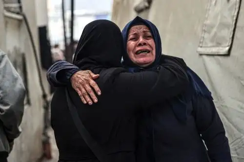 Dos mujeres lloran por la muerte de sus familiares tras un bombardeo en Gaza. Foto: AFP