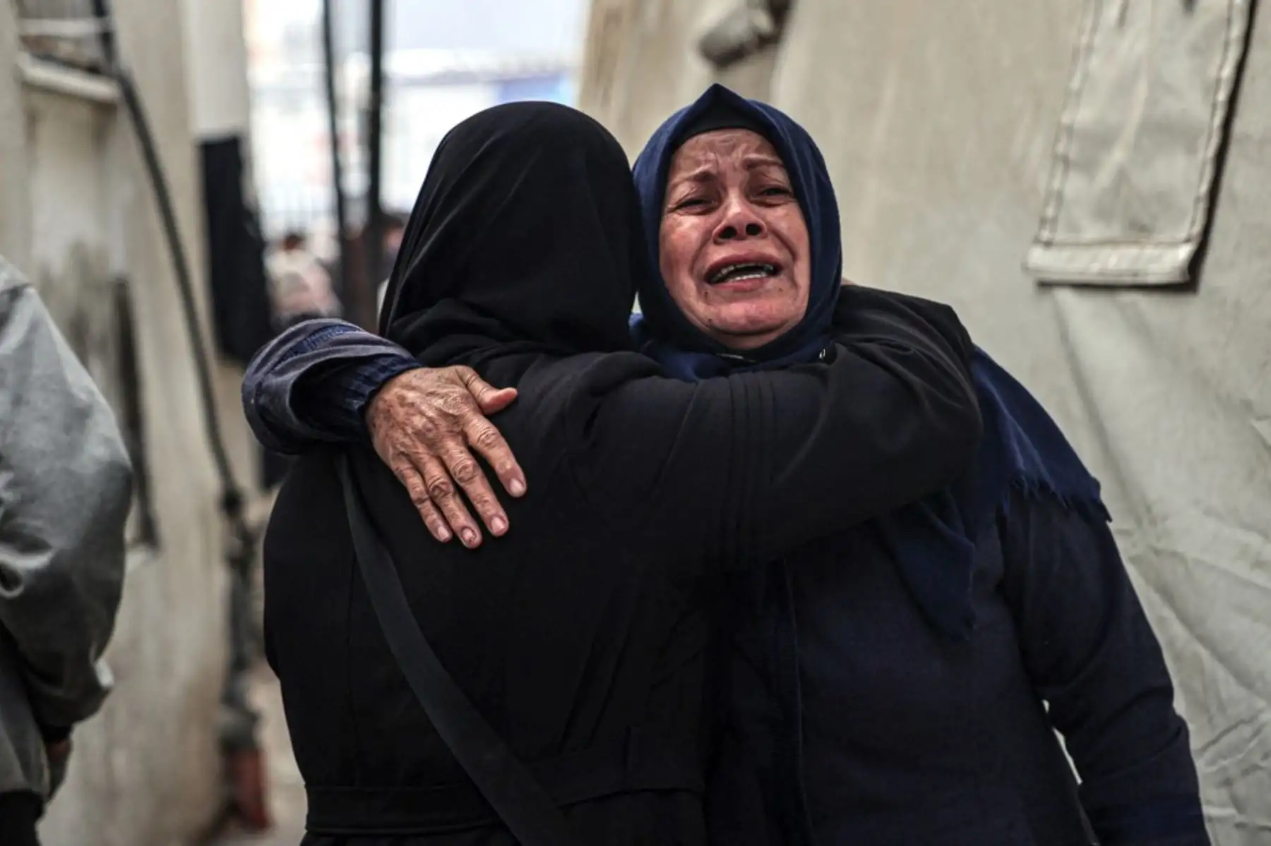 Identifican los cuerpos de familiares muertos en un bombardeo israelí nocturno en el sur de la Franja de Gaza, en el hospital Al-Najjar en Rafah. Foto: AFP