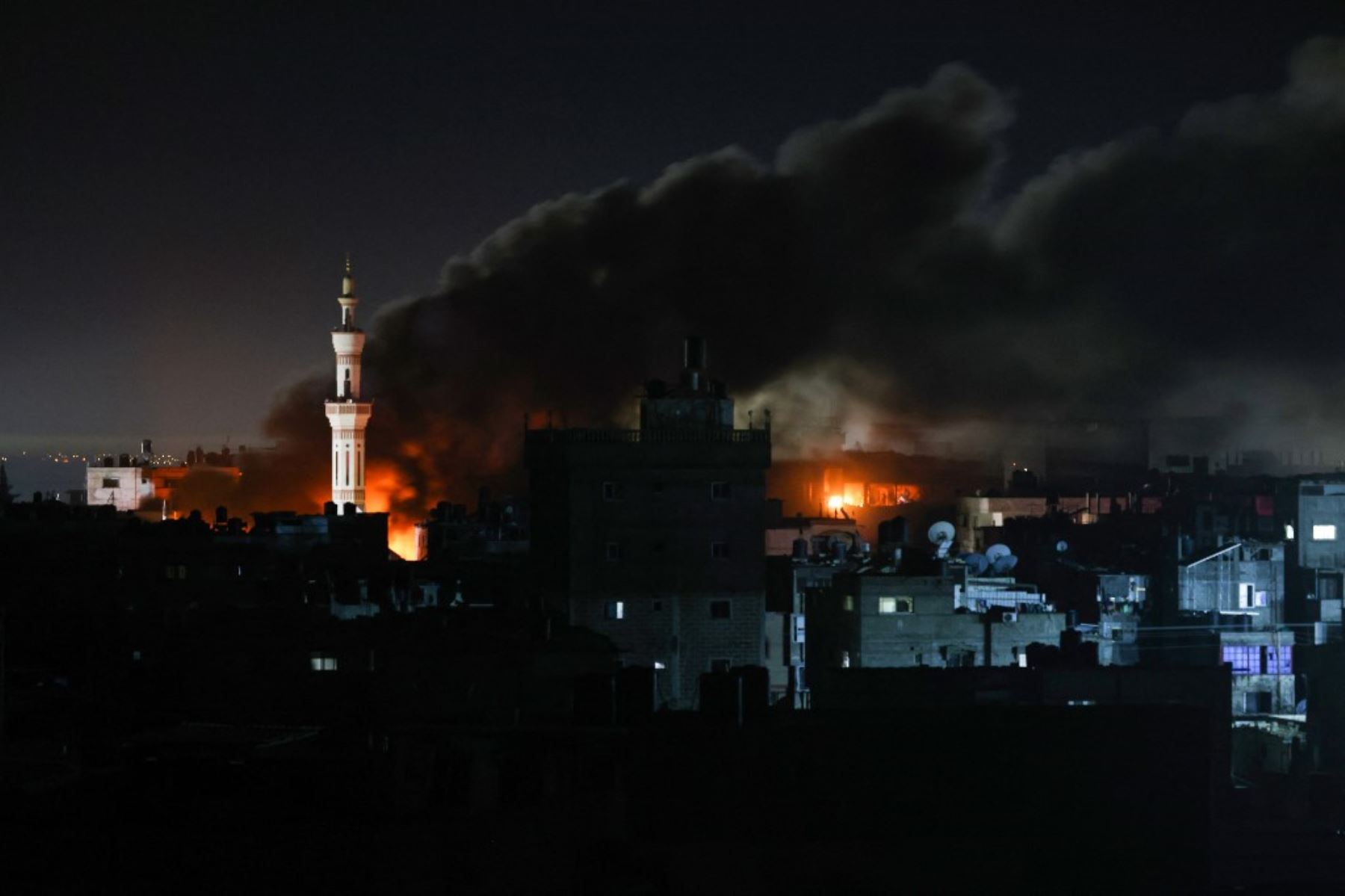 El humo se eleva durante el bombardeo israelí sobre Rafah, en el sur de la Franja de Gaza. Foto: AFP
