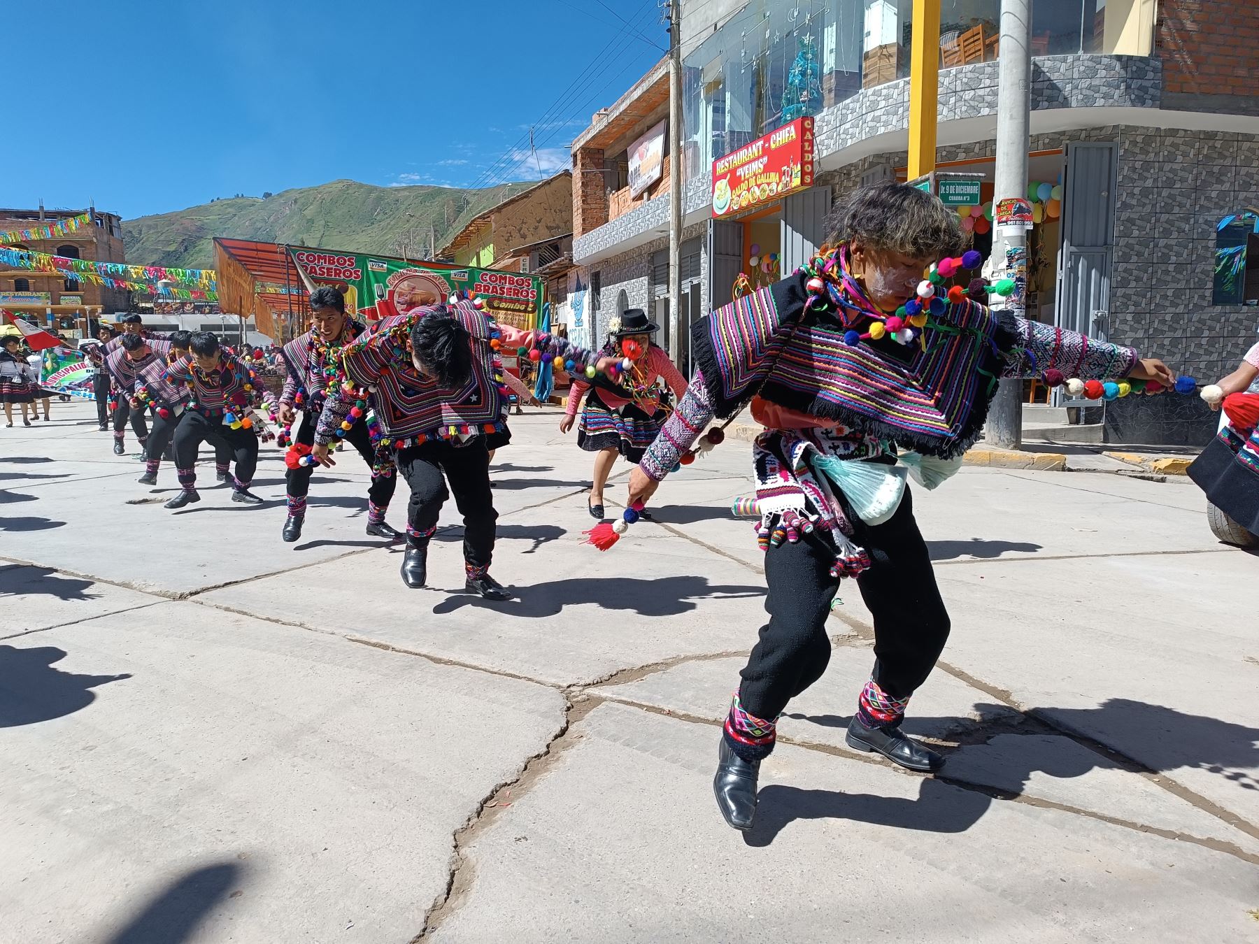 Los pueblos originarios de la provincia de Angaraes, región Huancavelica, celebraron el Carnaval Lirqueño con desfile de comparsas. Foto: Flor Hidalgo