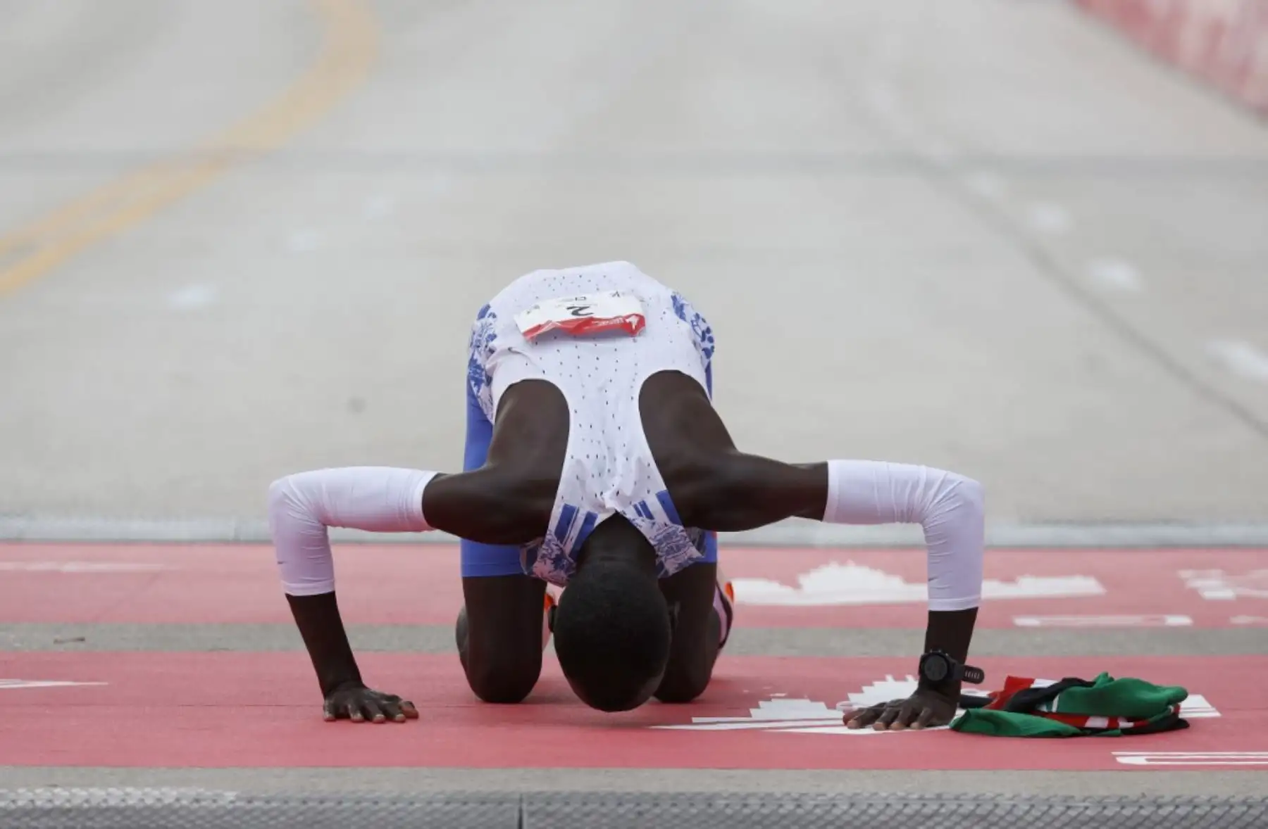 Kelvin Kiptum, de Kenia, celebra haber ganado el maratón de Chicago del Bank of America de 2023 en Chicago, Illinois, en un tiempo récord mundial de dos horas y 35 segundos, el 8 de octubre de 2023. Foto: AFP