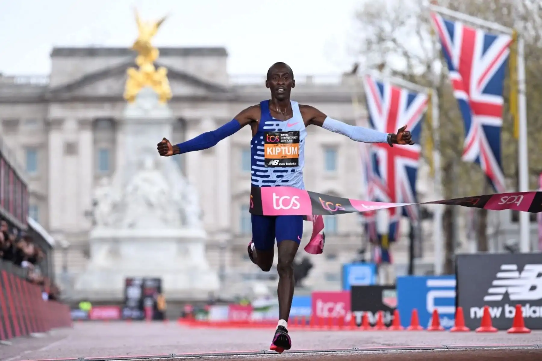 Kelvin Kiptum, de Kenia, celebra haber ganado el maratón de Chicago del Bank of America de 2023 en Chicago, Illinois, en un tiempo récord mundial de dos horas y 35 segundos, el 8 de octubre de 2023. Foto: AFP