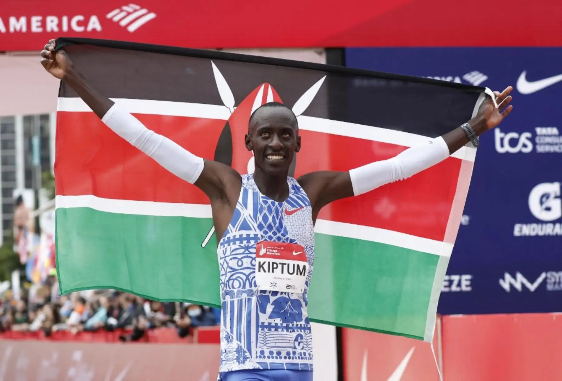 Kelvin Kiptum, de Kenia, celebra haber ganado el maratón de Chicago del Bank of America de 2023 en Chicago, Illinois, en un tiempo récord mundial de dos horas y 35 segundos, el 8 de octubre de 2023. Foto: AFP