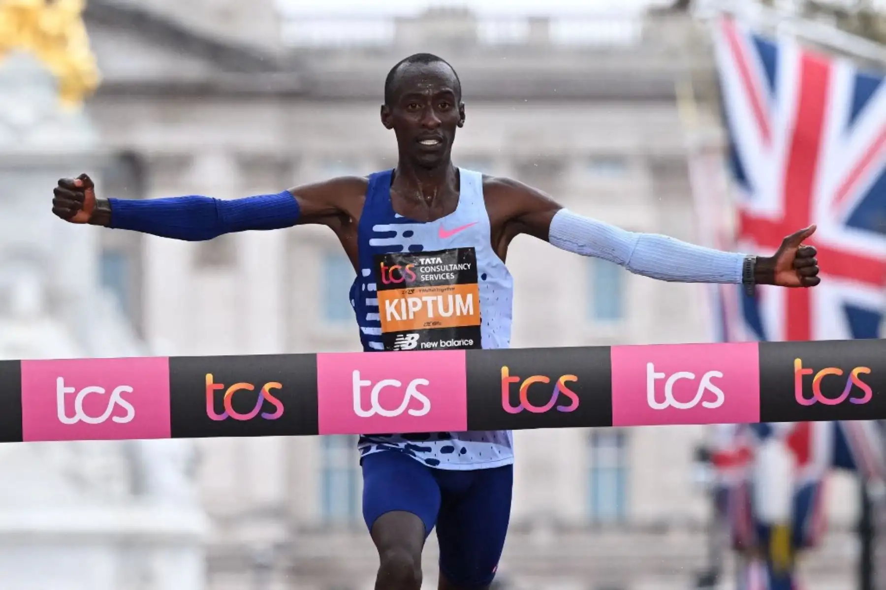 Kelvin Kiptum, de Kenia, celebra haber ganado el maratón de Chicago del Bank of America de 2023 en Chicago, Illinois, en un tiempo récord mundial de dos horas y 35 segundos, el 8 de octubre de 2023. Foto: AFP