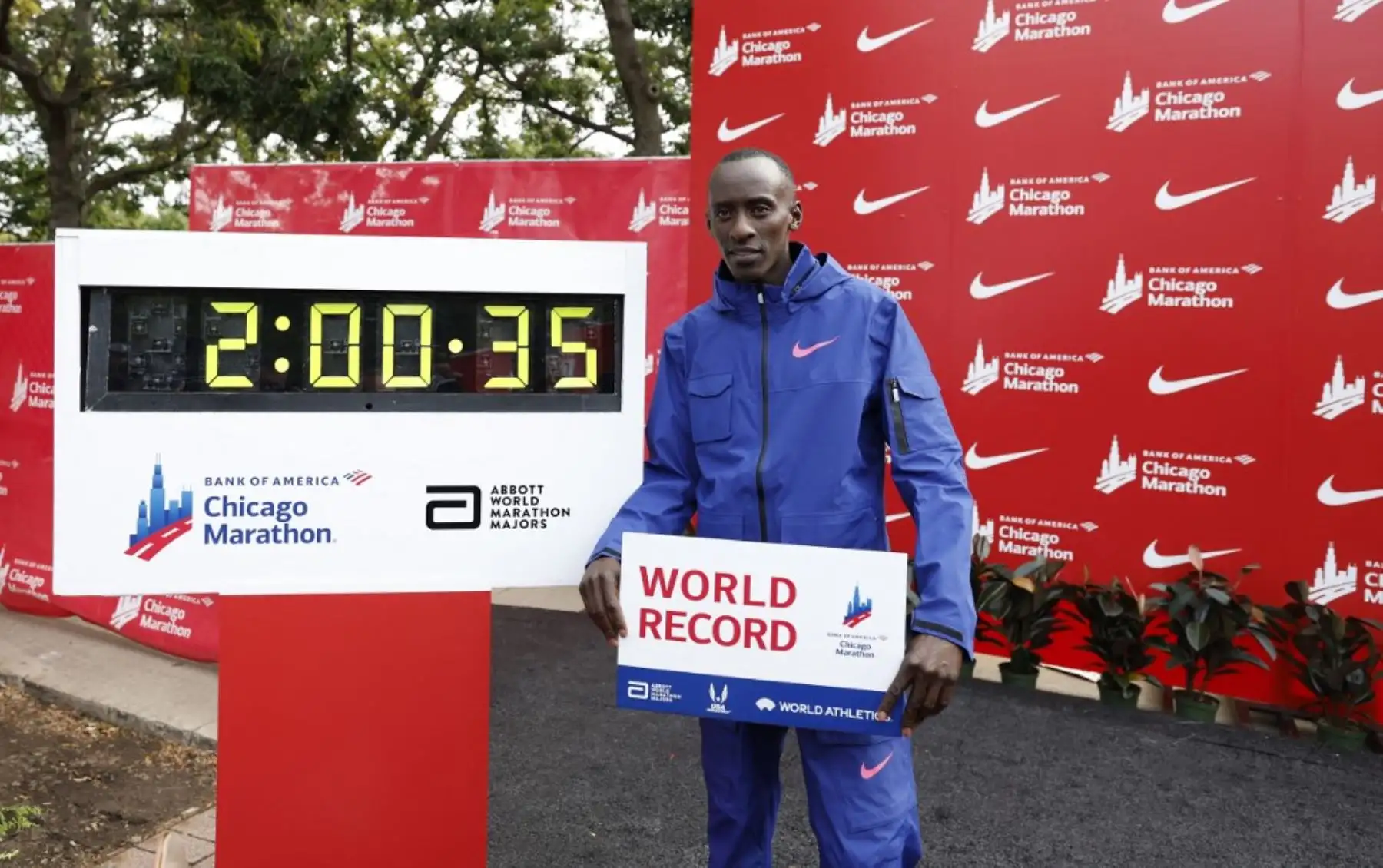 Kelvin Kiptum, de Kenia, celebra haber ganado el maratón de Chicago del Bank of America de 2023 en Chicago, Illinois, en un tiempo récord mundial de dos horas y 35 segundos, el 8 de octubre de 2023. Foto: AFP