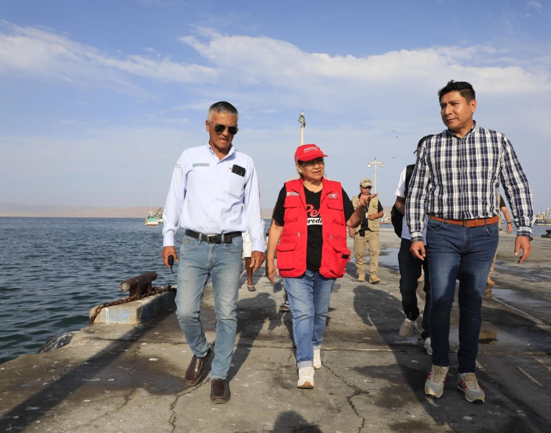 Ministra de la Producción, Ana María Choquehuanca, visitó diversos desembarcaderos pesqueros artesanales de Ica donde se reunió con los pescadores.
