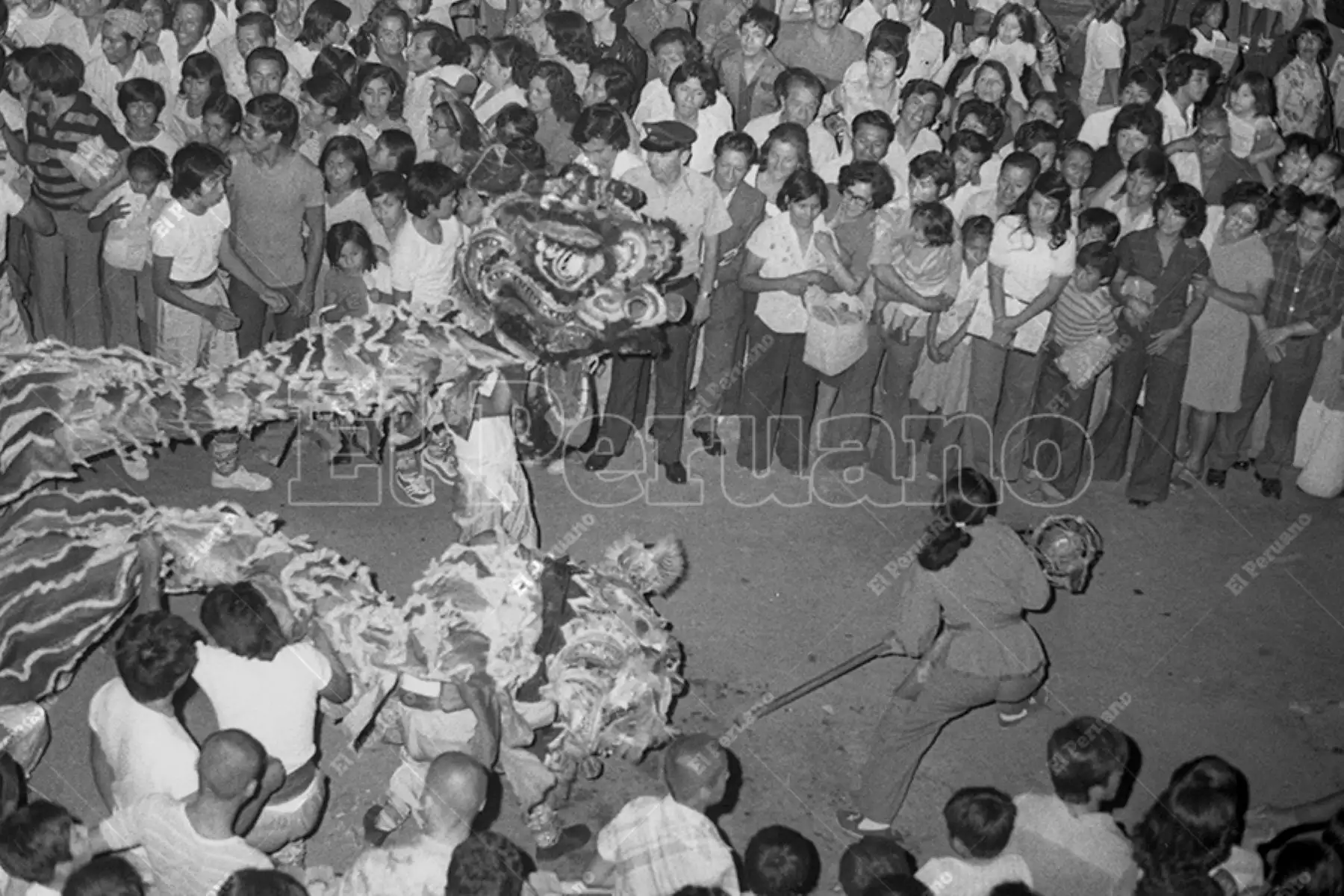 Lima - 3 marzo 1978 / La danza del dragón en el Barrio Chino pone fin de las festividades del Año Nuevo chino. Foto: Archivo Histórico de El Peruano / Rolando Ángeles