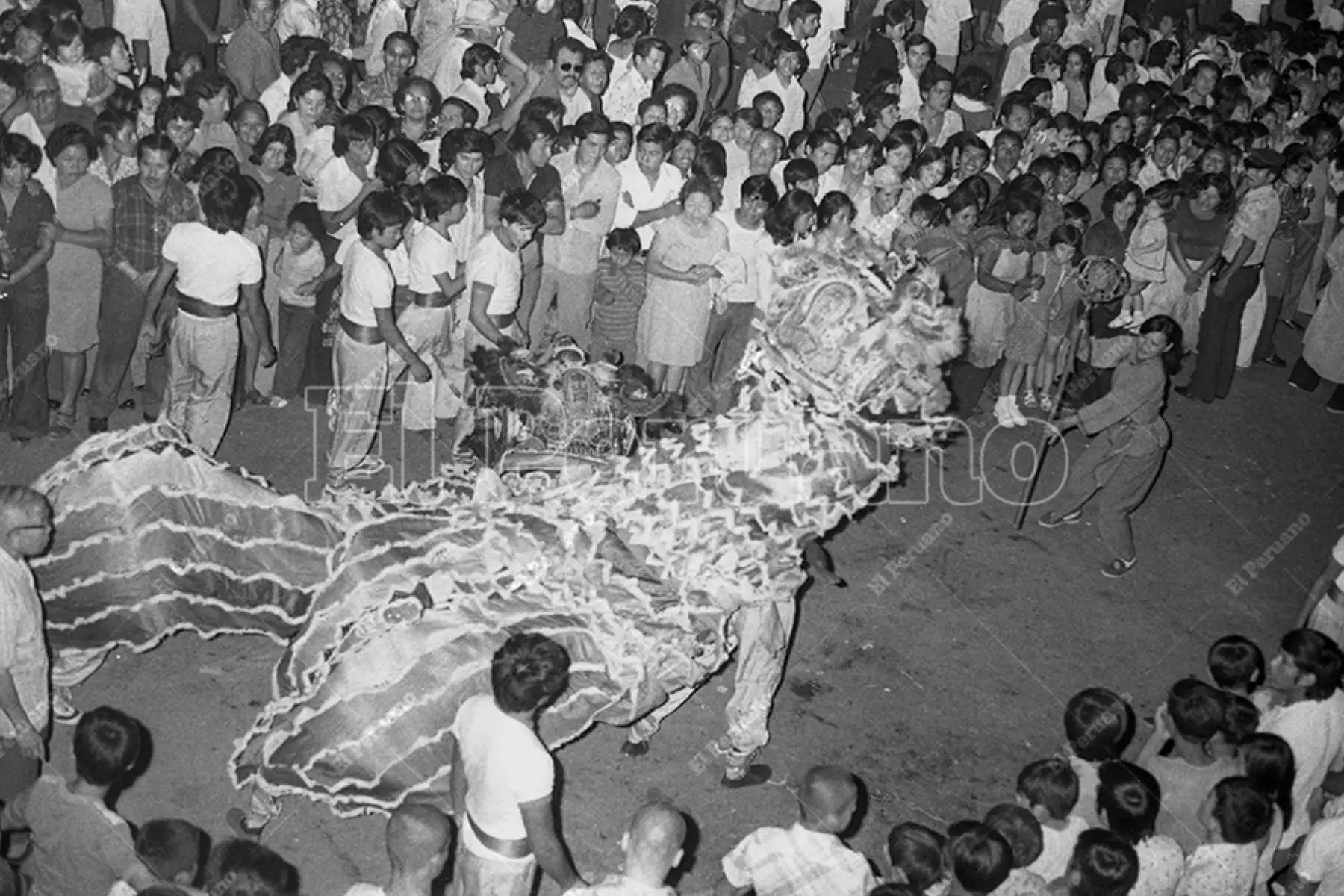 Lima - 3 marzo 1978 / La danza del dragón en el Barrio Chino pone fin de las festividades del Año Nuevo chino. Foto: Archivo Histórico de El Peruano / Rolando Ángeles