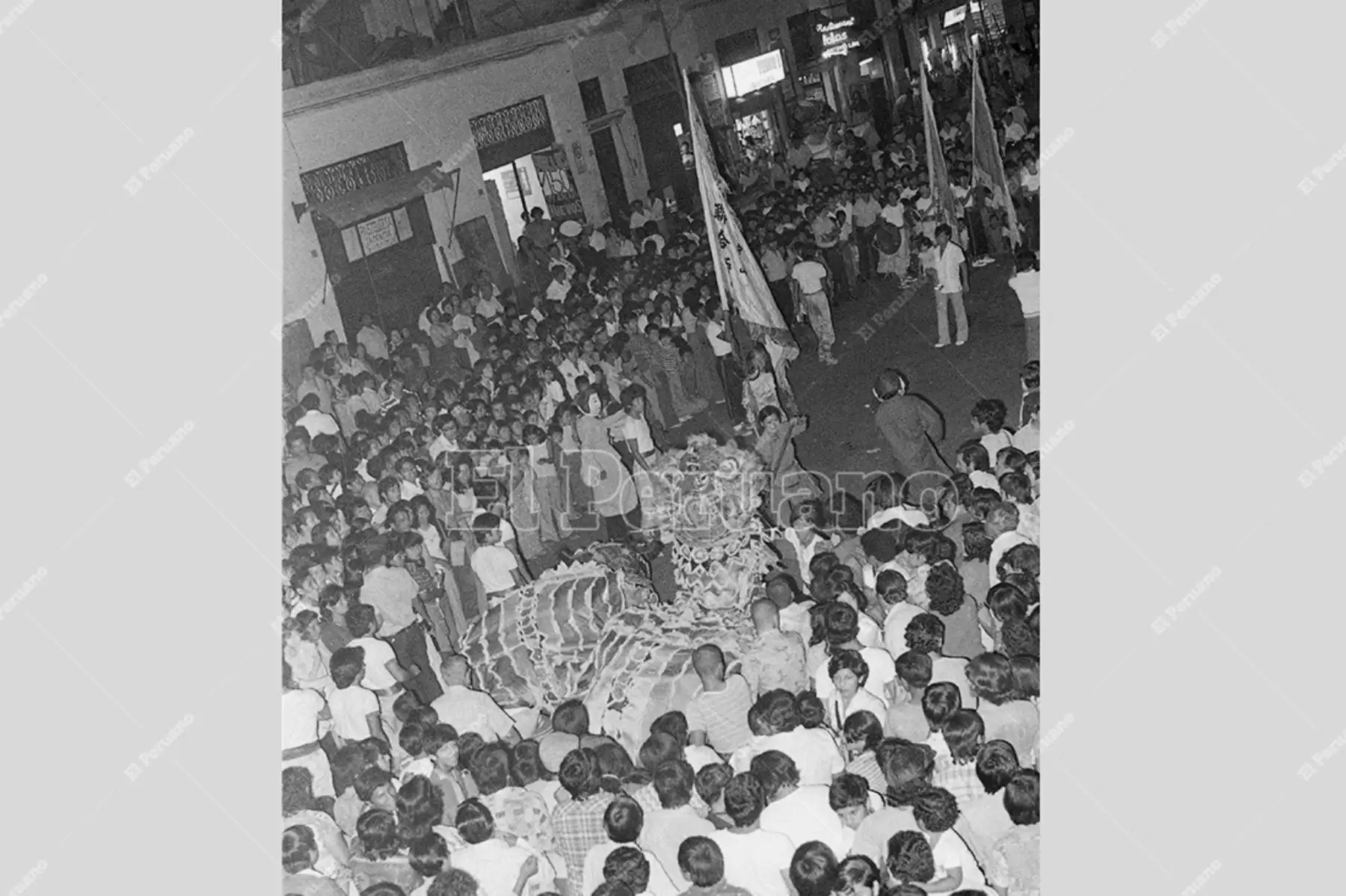 Lima - 3 marzo 1978 / La danza del dragón en el Barrio Chino pone fin de las festividades del Año Nuevo chino. Foto: Archivo Histórico de El Peruano / Rolando Ángeles