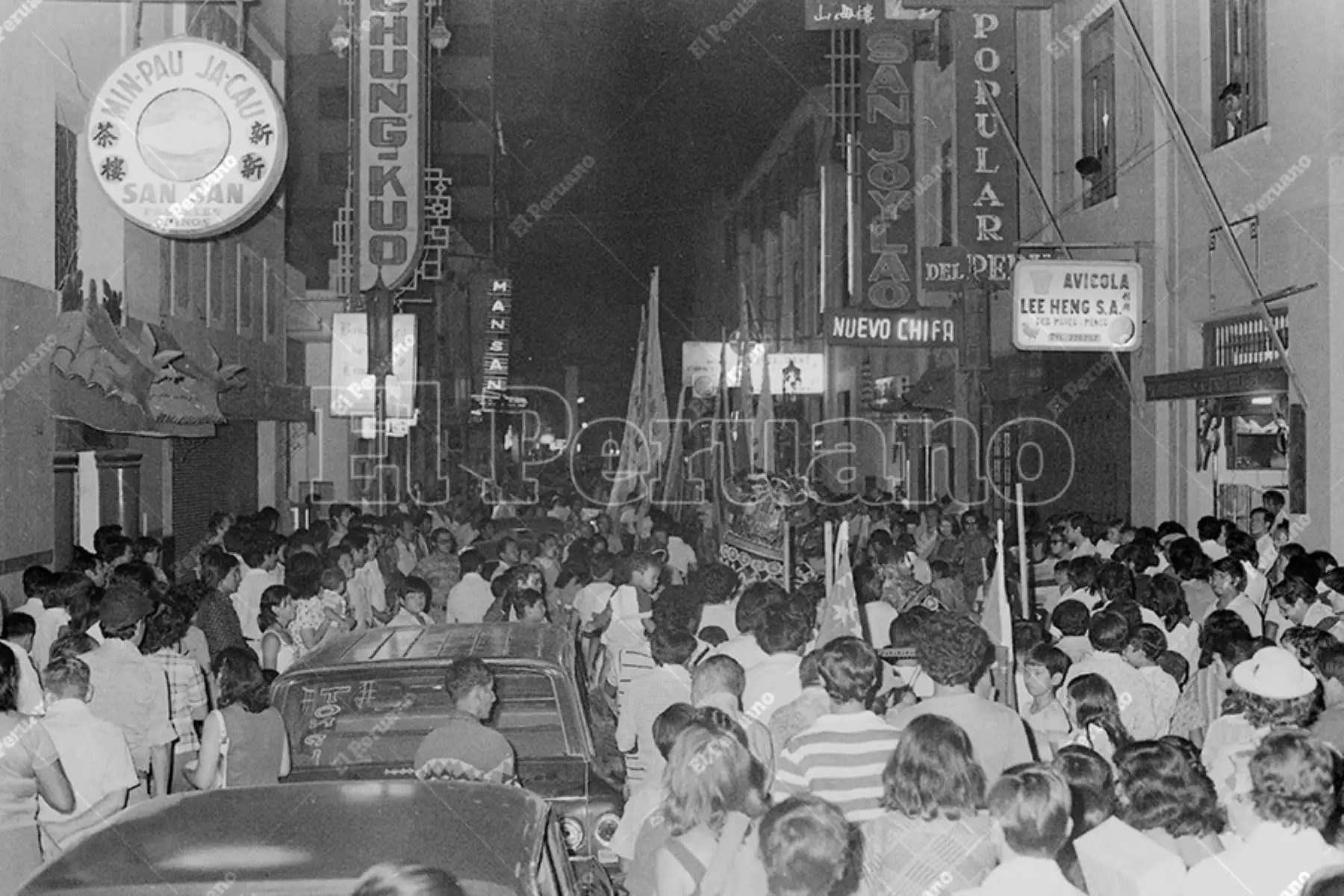 Lima - 3 marzo 1978 / La danza del dragón en el Barrio Chino pone fin de las festividades del Año Nuevo chino. Foto: Archivo Histórico de El Peruano / Rolando Ángeles