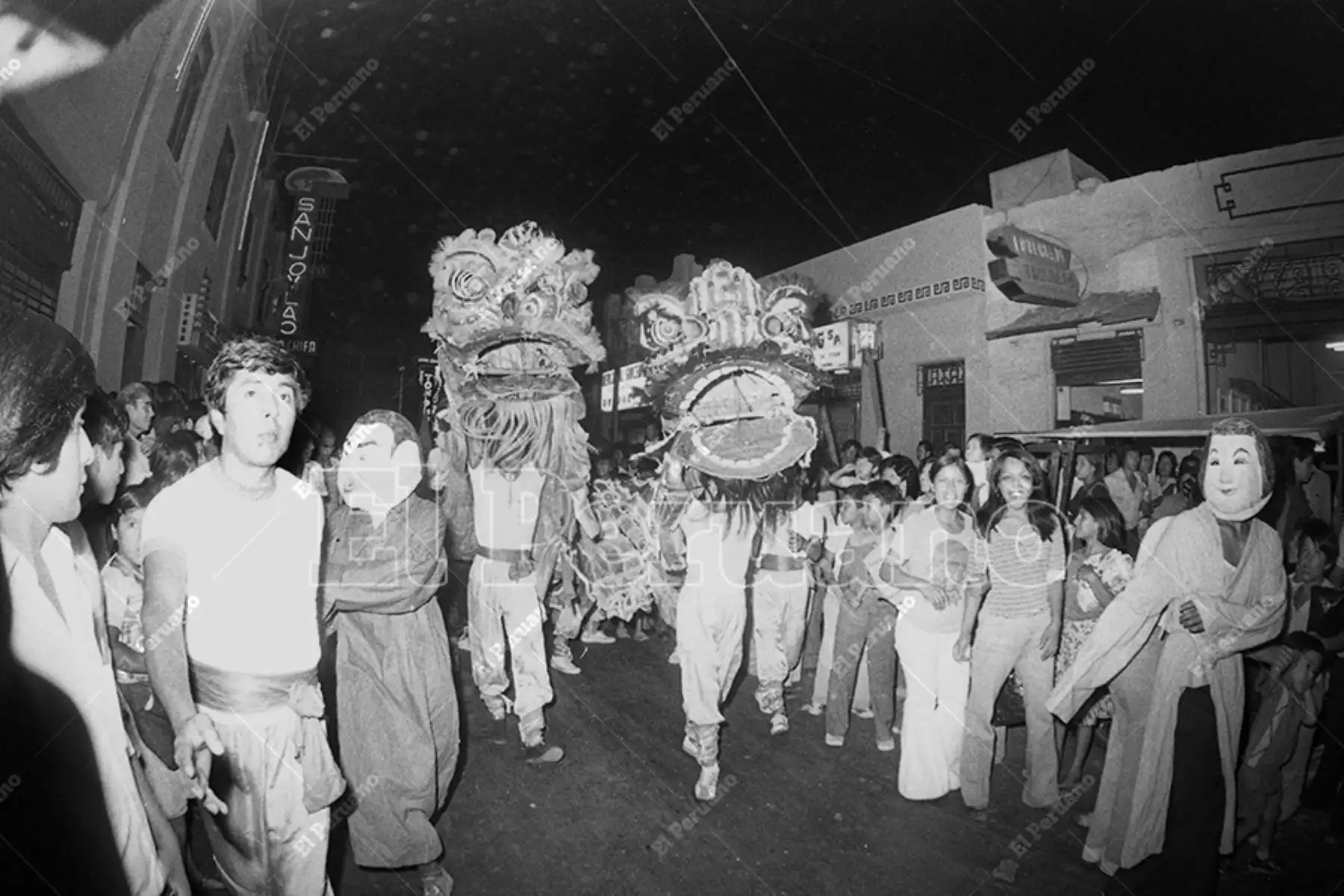 Lima - 3 marzo 1978 / La danza del dragón en el Barrio Chino pone fin de las festividades del Año Nuevo chino. Foto: Archivo Histórico de El Peruano / Rolando Ángeles