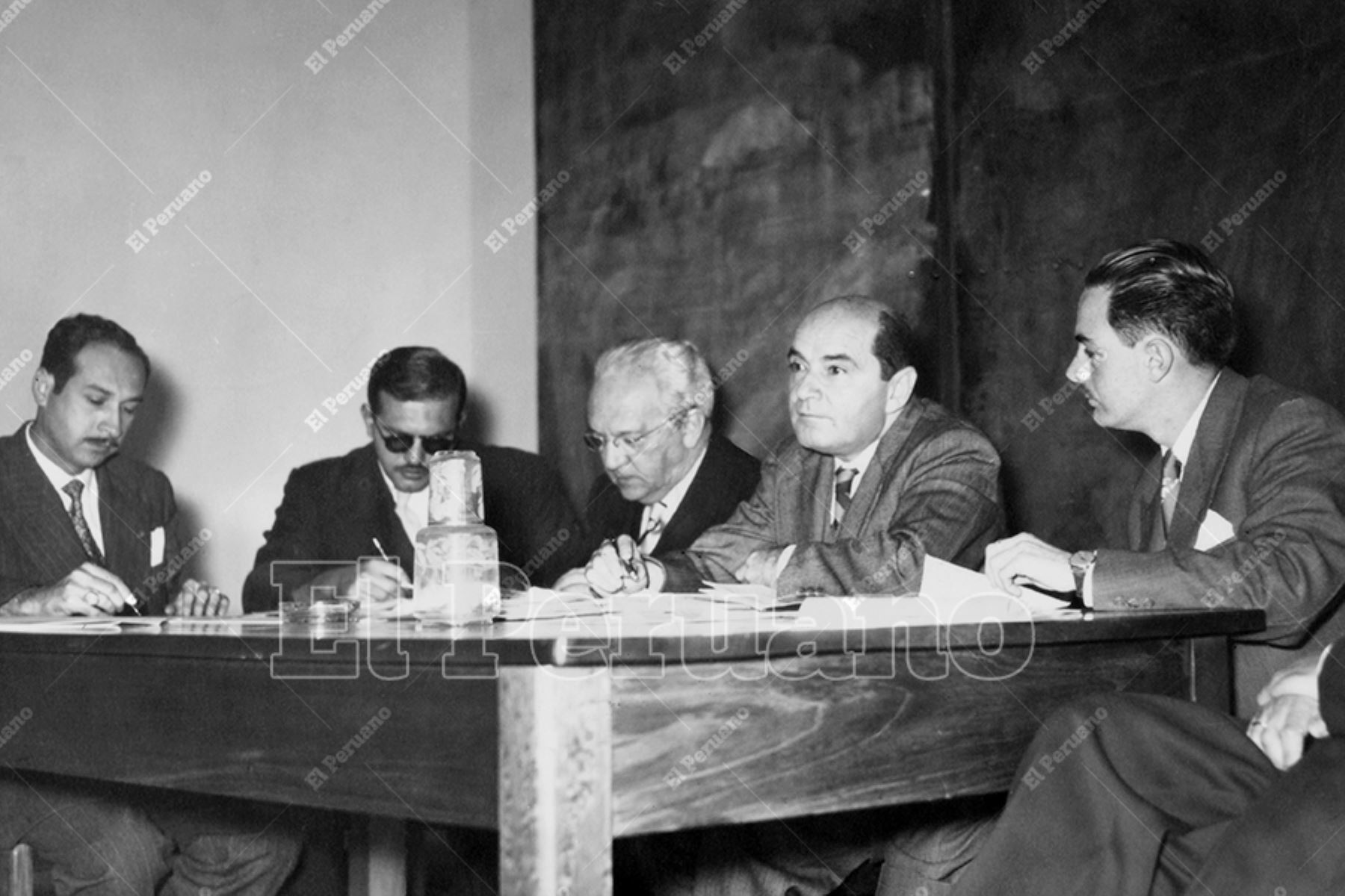 Lima - 4 agosto 1954 / El historiador Jorge Basadre presidiendo la comisión que se ocupará de la "Teoría de Ideario de la Emancipación"  en el marco del Congreso Nacional de Historia del Perú. Foto: Archivo Histórico de El Peruano / Ego Aguirre